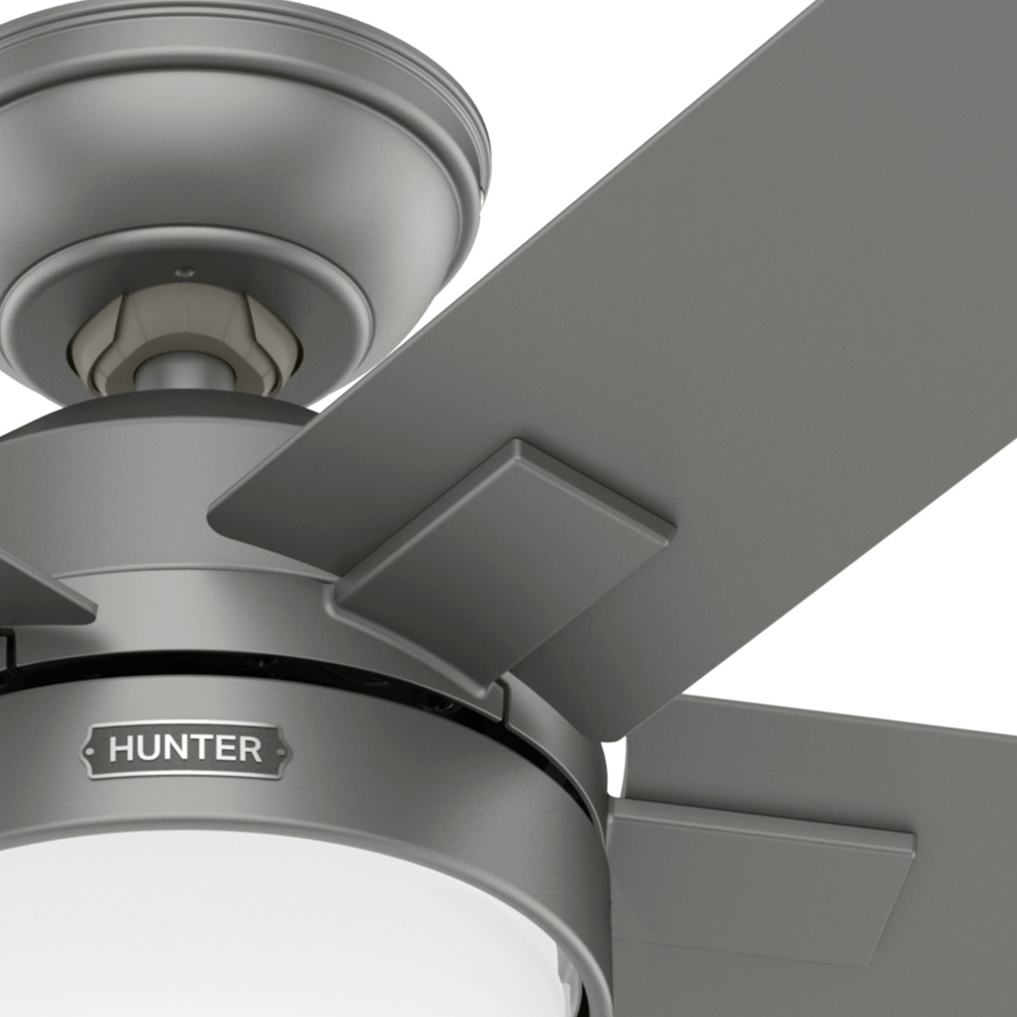 Grauer Deckenventilator mit weißem Licht. Der Ventilator ist vor weißem Hintergrund.