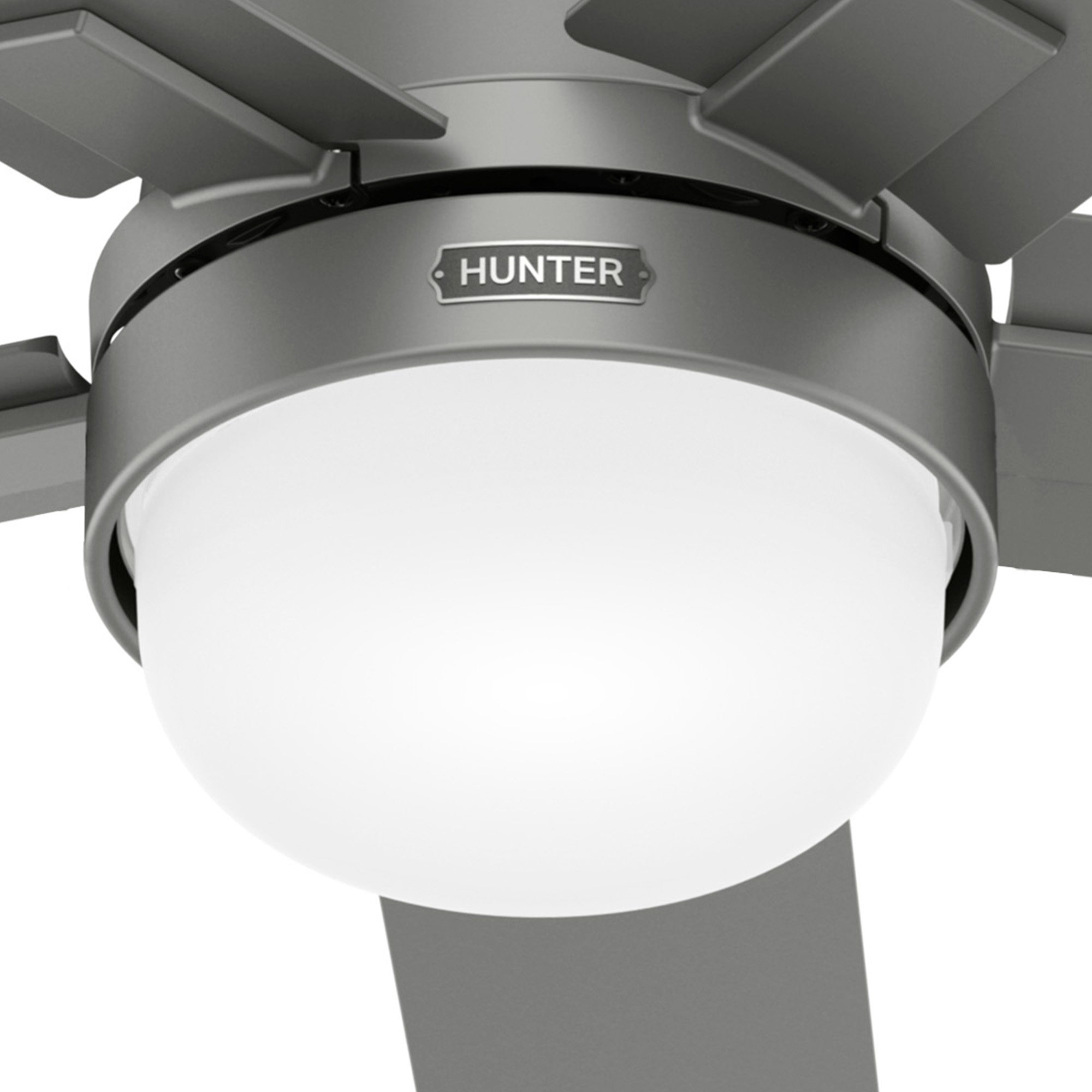 Grauer Deckenventilator mit weißem Licht. Der Ventilator ist vor weißem Hintergrund.
