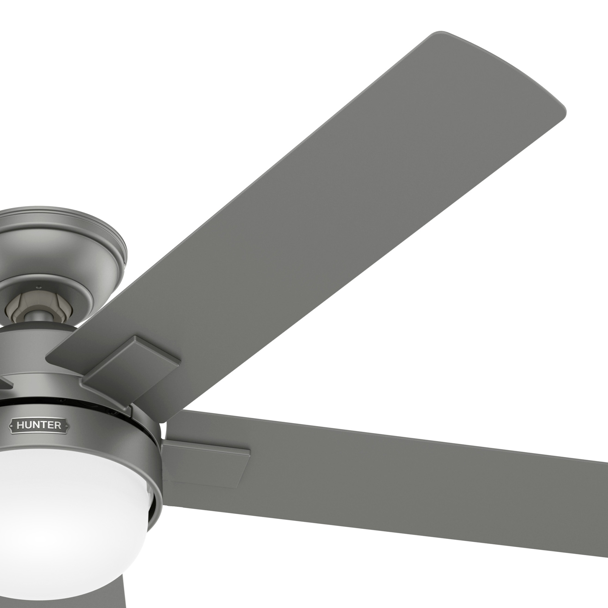 Deckenventilator mit grauen Flügeln und Leuchte. Hunter-Markenname auf der Basis.