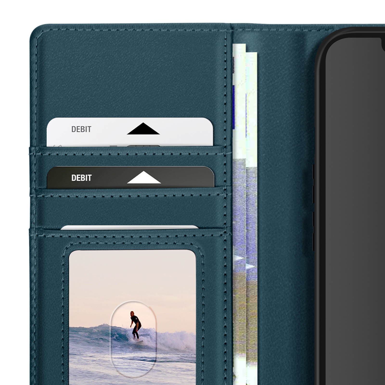 Custodia turchese aperta con carte, foto e telefono. La custodia è in pelle.