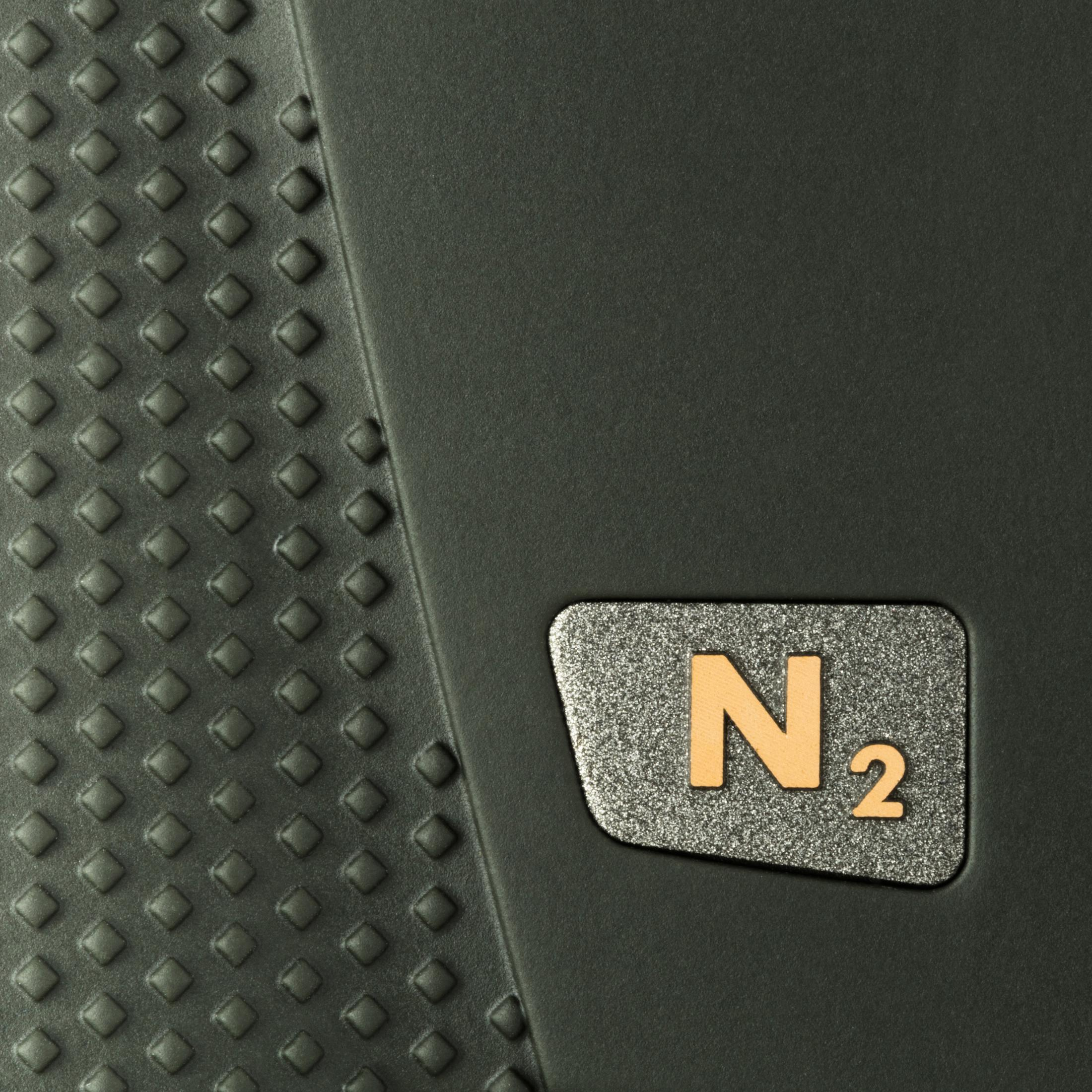 Superficie gris oscuro con un patrón texturizado y un logotipo metálico N2 en dorado.