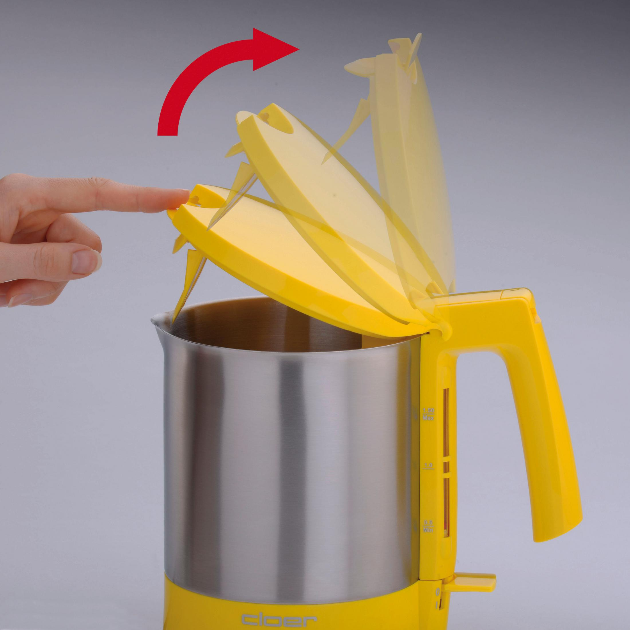 Gelber elektrischer Wasserkocher mit Finger, der den Deckel öffnet, zeigt einen Pfeil. Grauer Hintergrund.