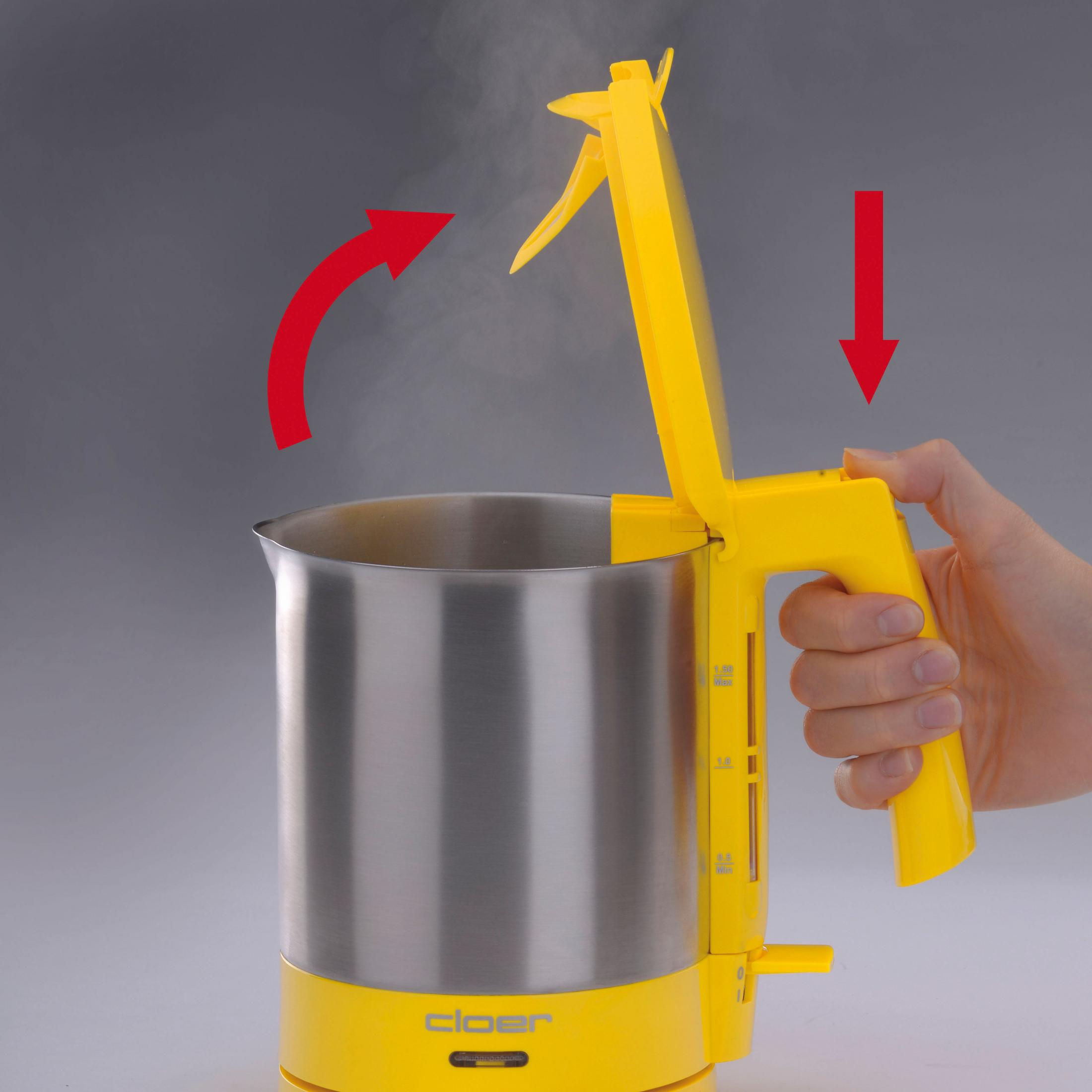 Gelber Wasserkocher mit Dampf. Pfeile zeigen das Öffnen des Deckels an. Gelber Griff. Grauer Hintergrund.