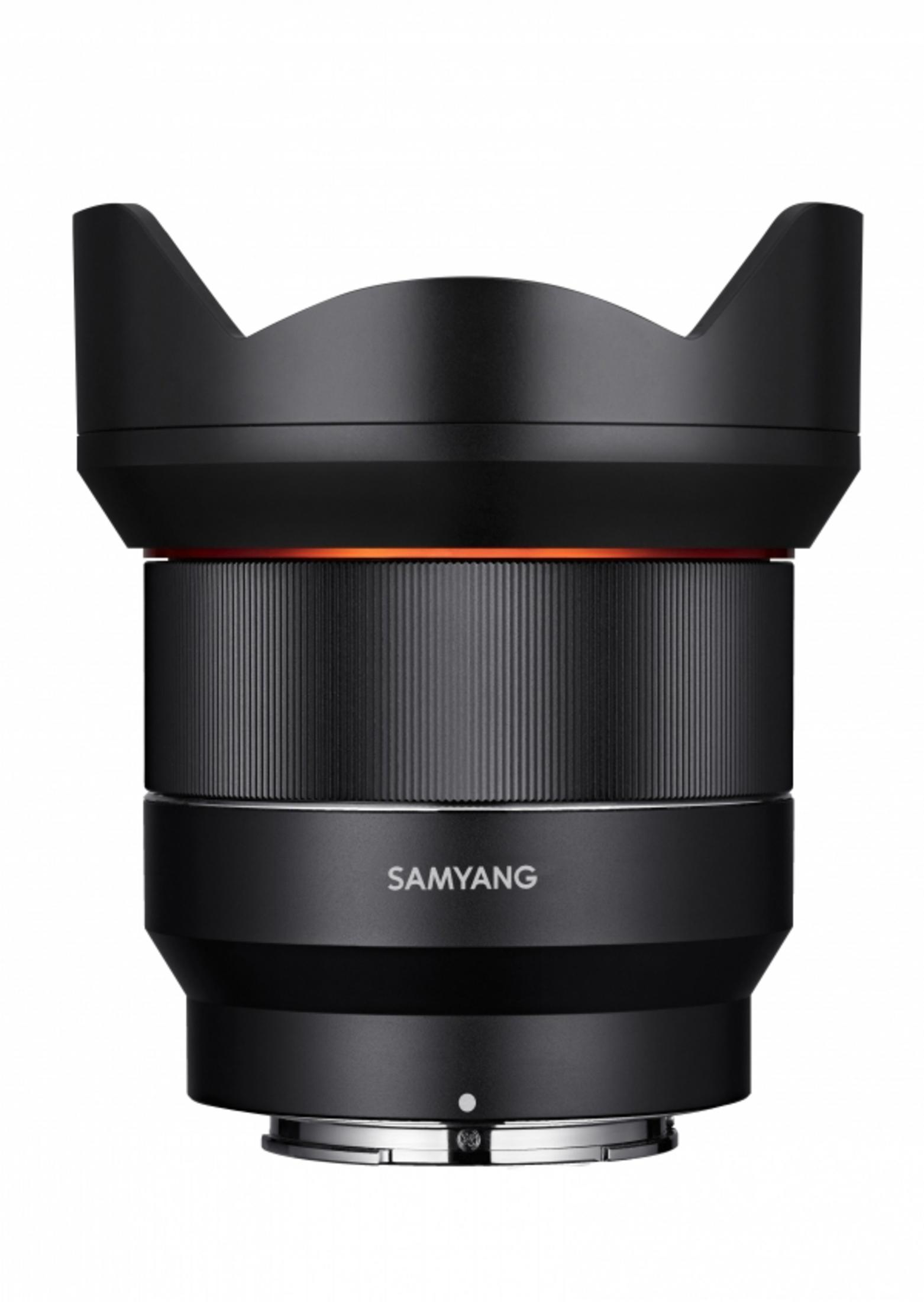Ein schwarzes Samyang-Kameraobjektiv mit orangefarbenem Ringdetail auf weißem Hintergrund, mit dem Wort SAMYANG.