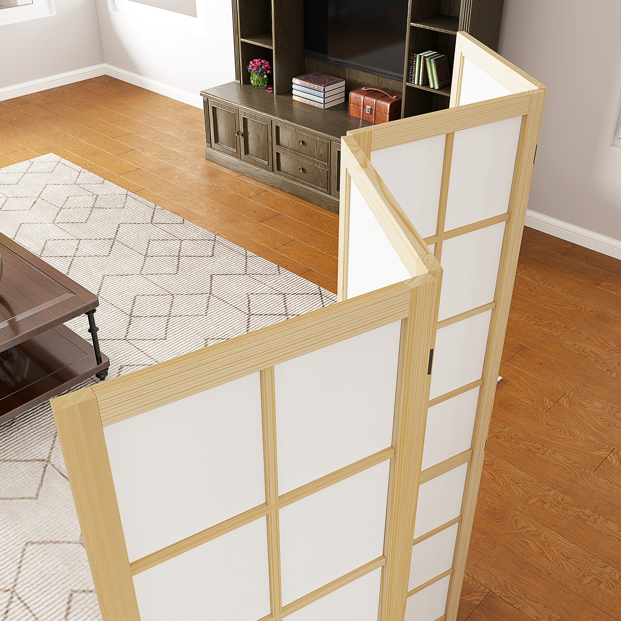 Raumteiler aus Holz in einem Wohnzimmer. Das Zimmer hat einen Teppich, Fernseher und Möbel.