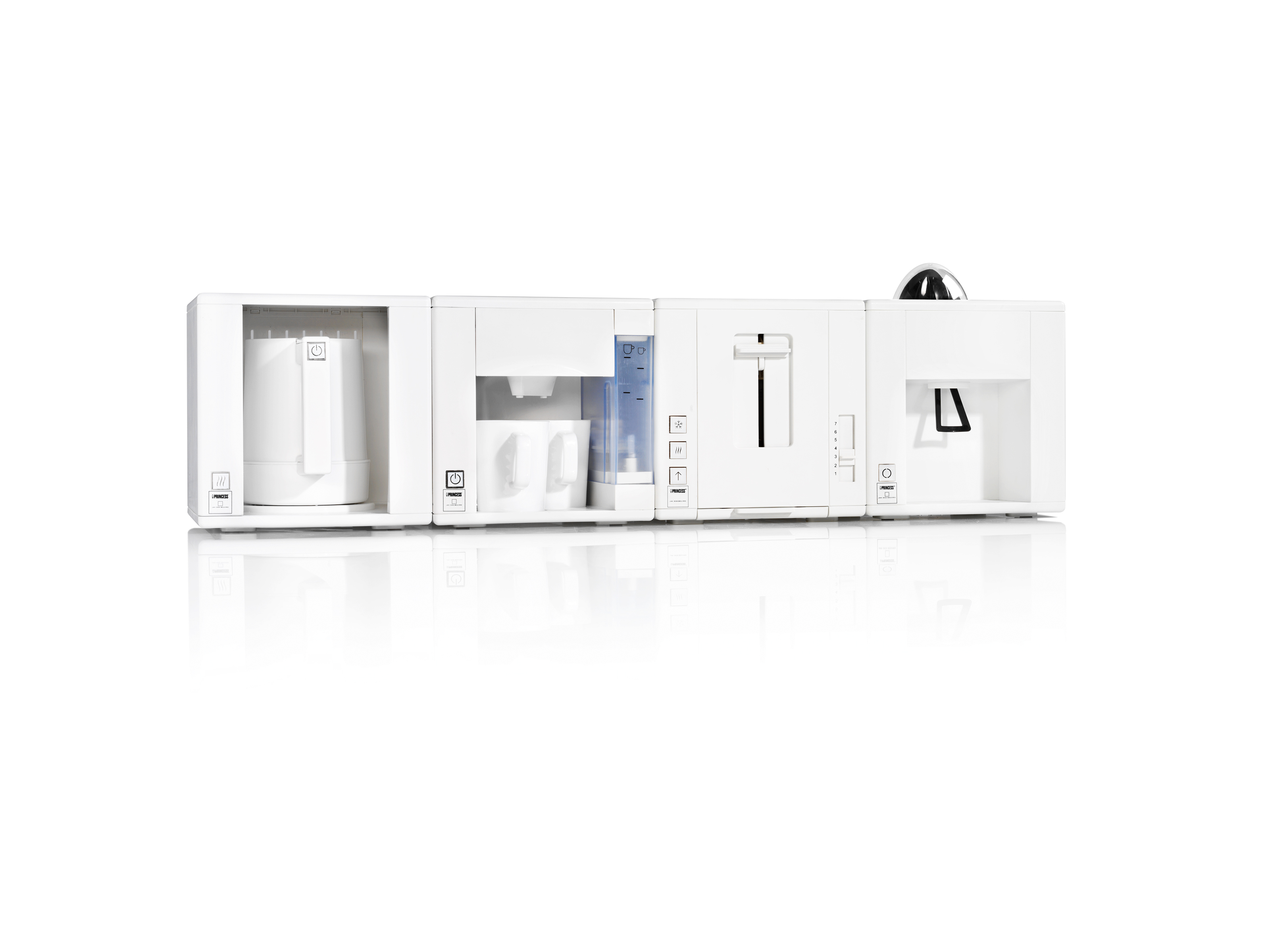Weißes All-in-One-Gerät mit Kaffeemaschine, Toaster und anderen Funktionen. Weißer Hintergrund.