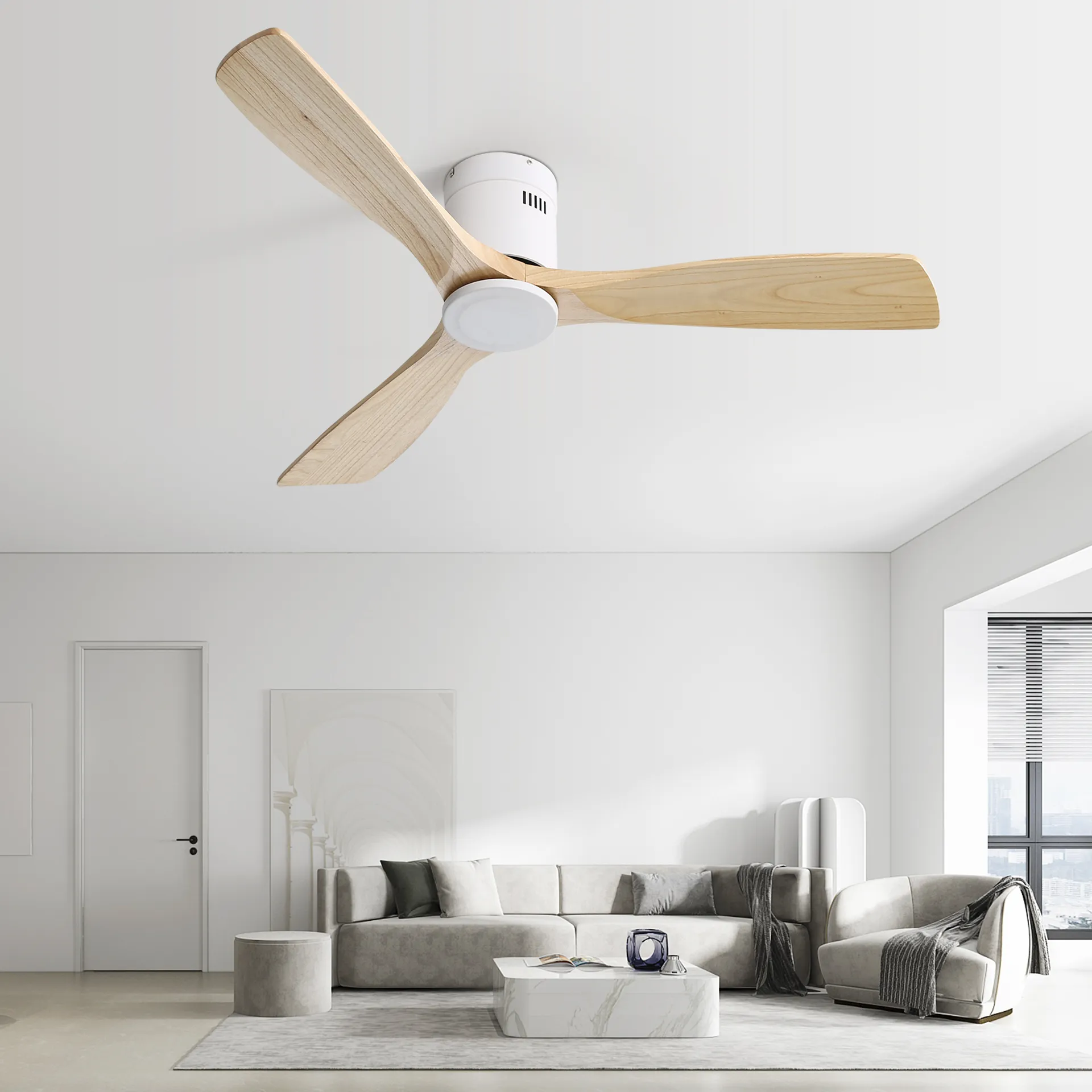 Deckenventilator mit 3 Holzblättern, weißer Motor. Weißer Raum, Tageslicht.