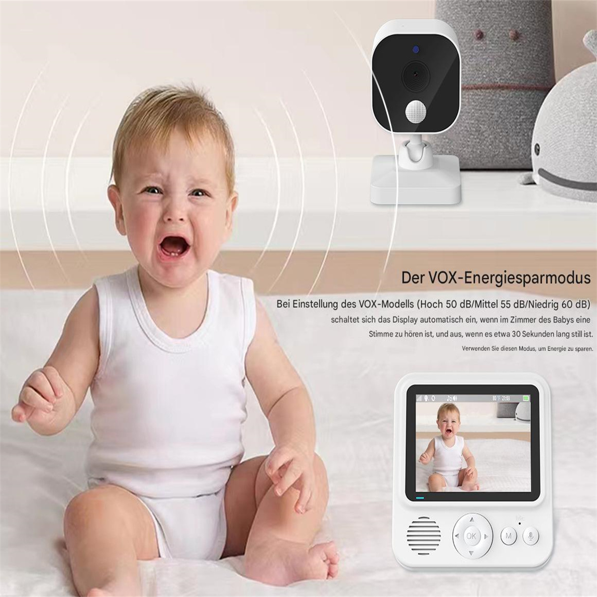 Weinendes Baby im weißen Strampler. Babyphone zeigt Baby. Kamera im Hintergrund.