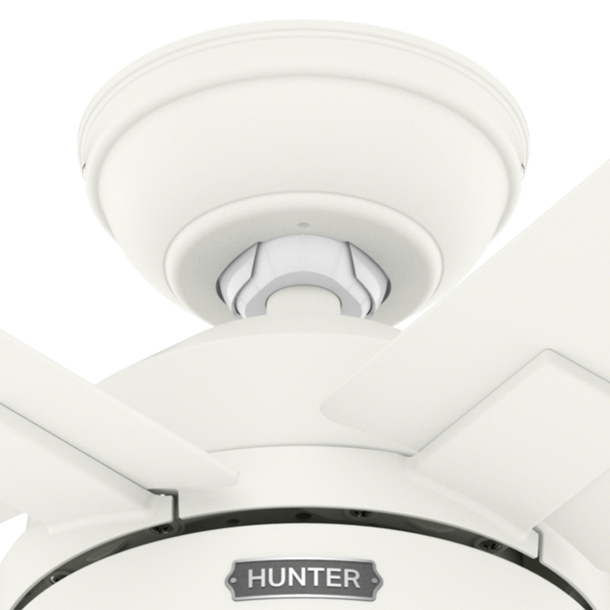 Nahaufnahme eines weißen Deckenventilators. Die Flügel und das Motorgehäuse sind sichtbar.