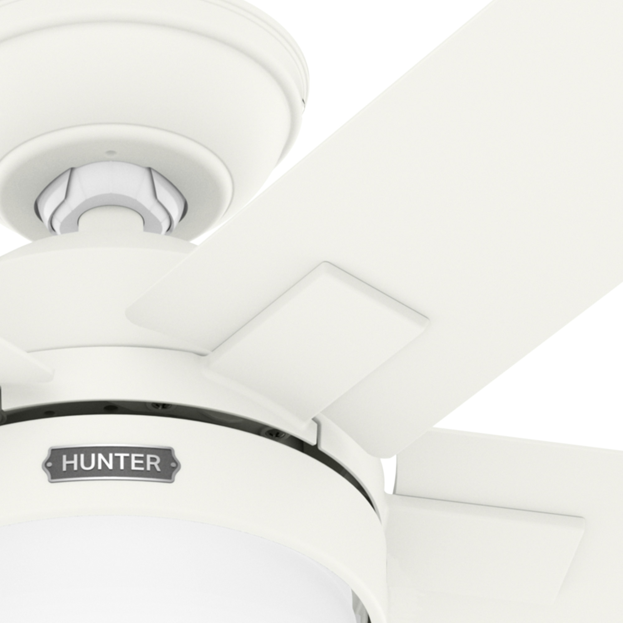 Ein weißer Deckenventilator mit drei Flügeln, einem zentralen Licht und Hunter-Logo.