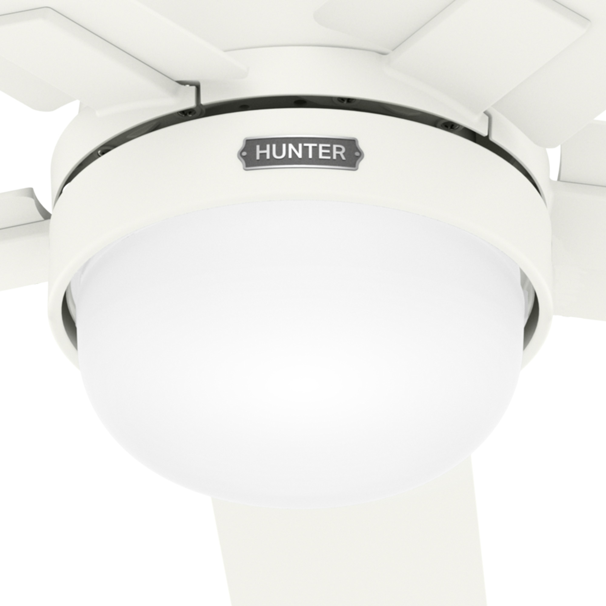 Nahaufnahme eines weißen Deckenventilators mit Licht. Die Marke ist Hunter. Der Hintergrund ist weiß.
