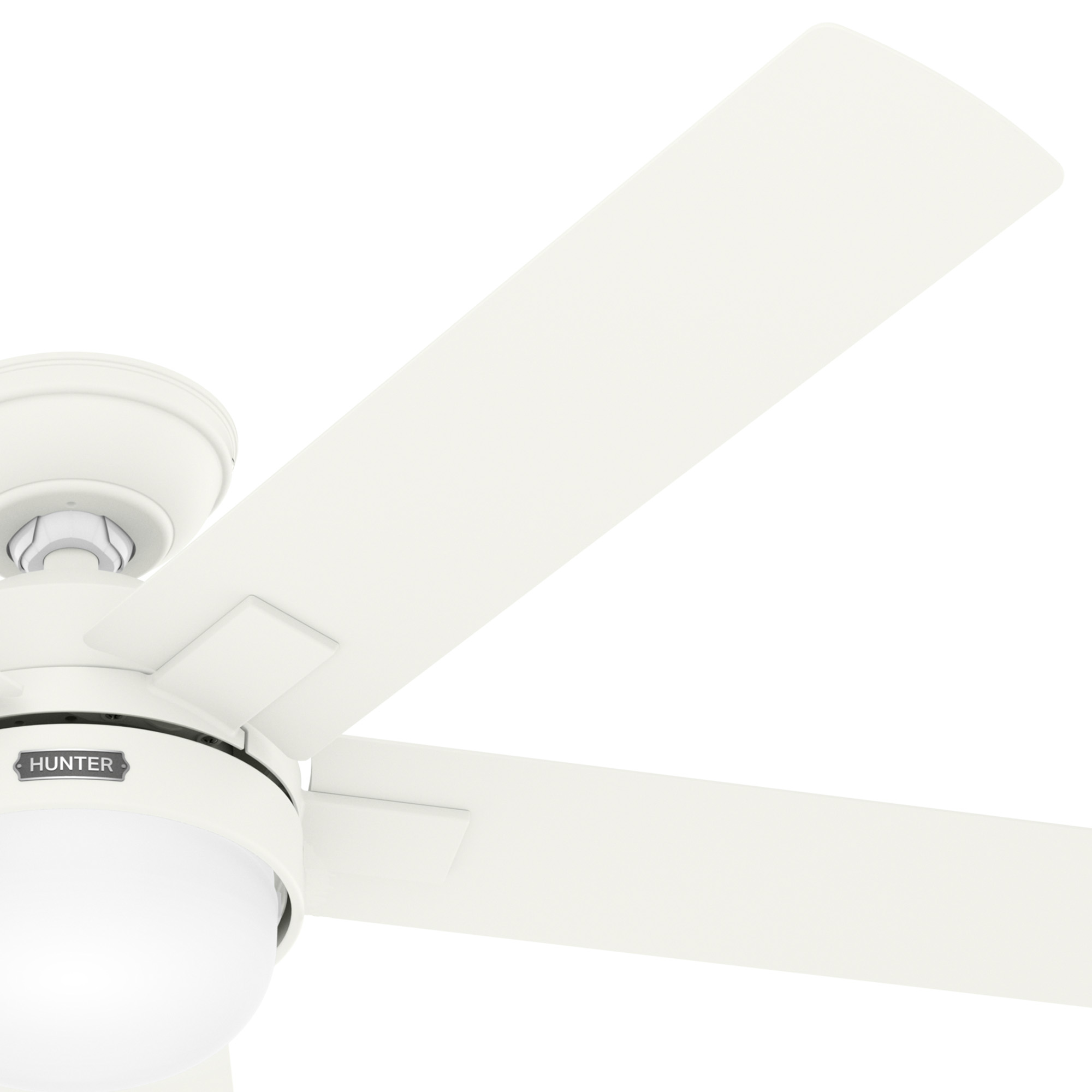 Deckenventilator mit weißen Flügeln. Der Ventilator hat eine Leuchte. Weißer Hintergrund.