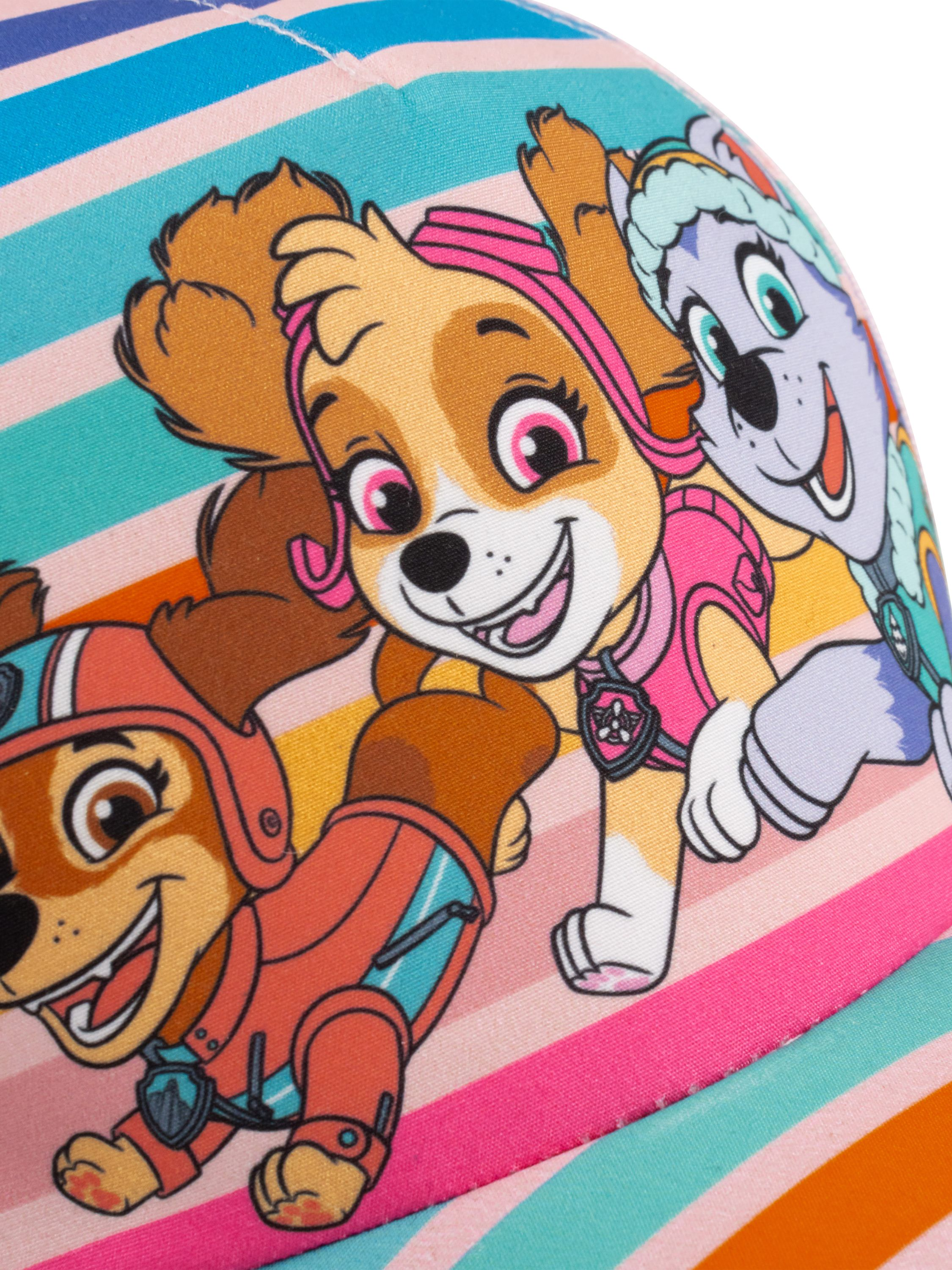Nahaufnahme einer Baseballkappe mit Paw Patrol-Charakteren. Der Hintergrund hat bunte Streifen.