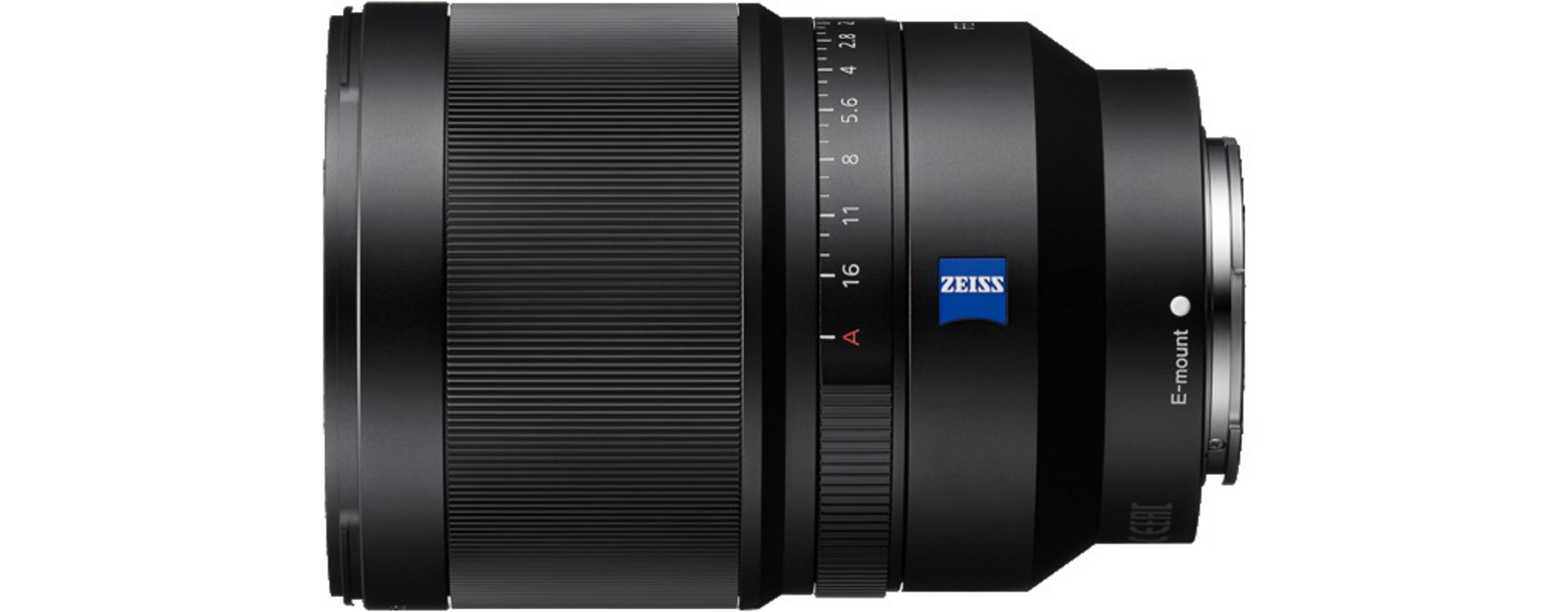 Schwarzes Zeiss-Kameraobjektiv mit blauem Logo, Fokusring und Blendenmarkierungen.