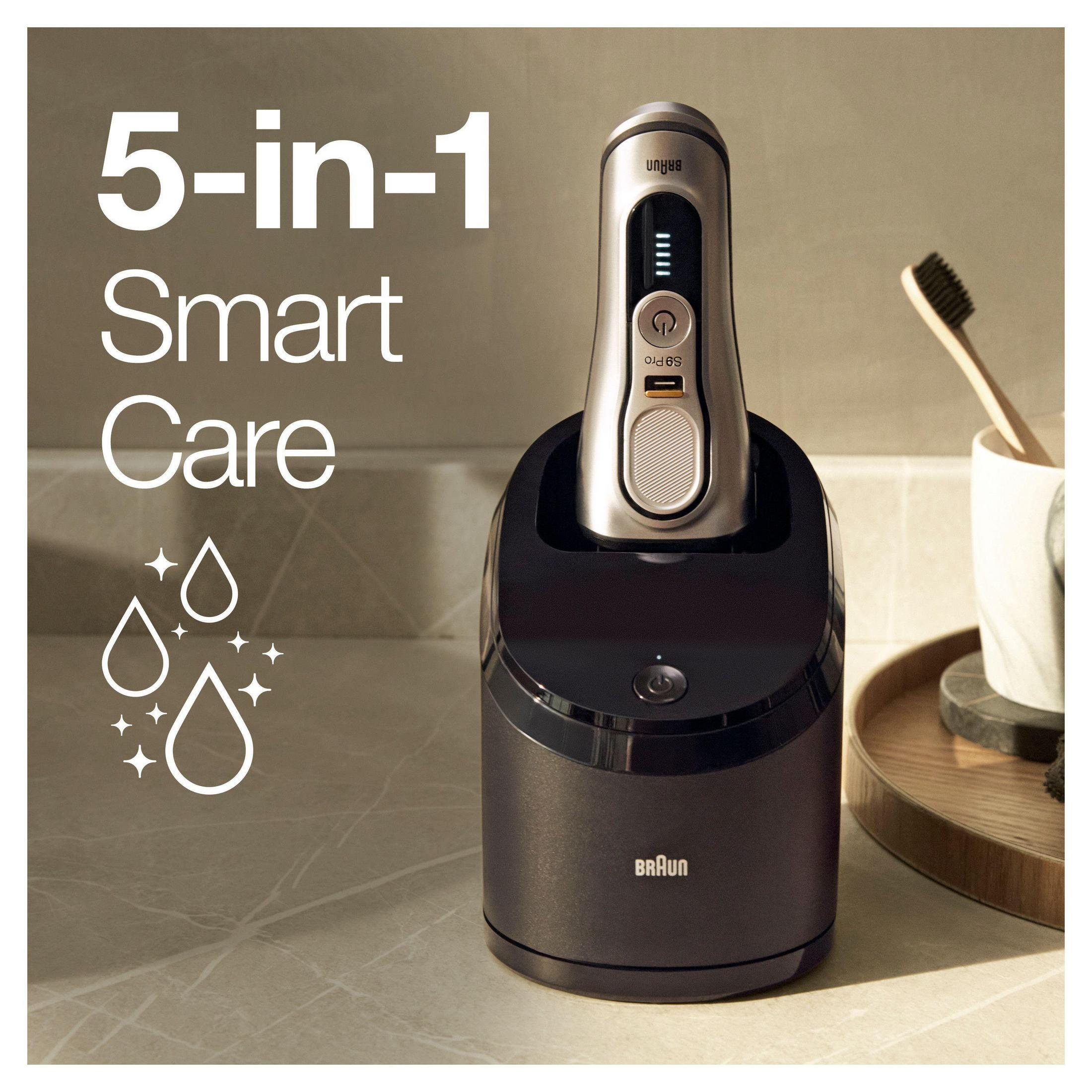 Rasoio Braun in una stazione di ricarica. Sfondo in ceramica bianca. Testo: 5-in-1 Smart Care.