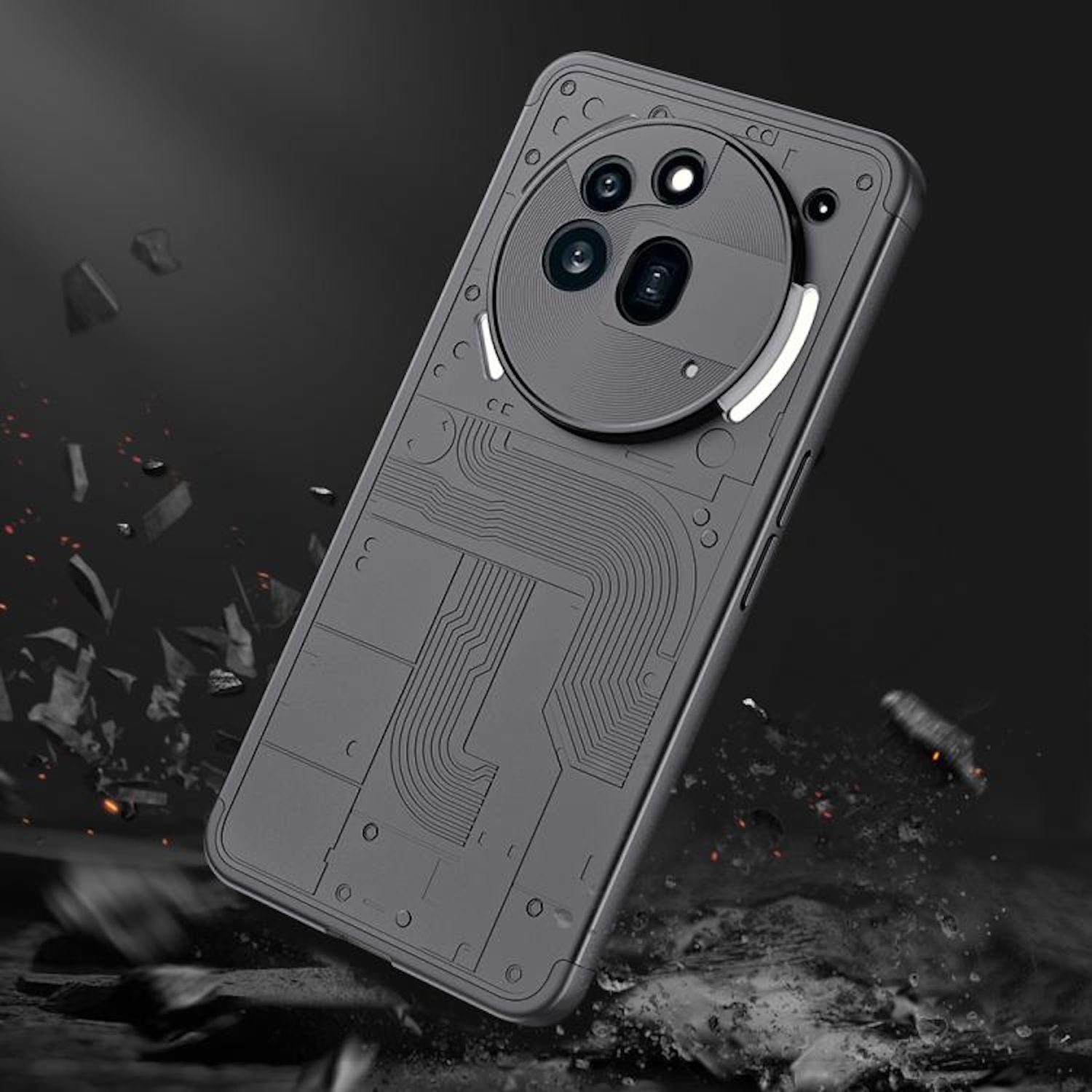 Funda de teléfono, gris, con un diseño único, sobre una superficie oscura. Múltiples objetos en la escena.
