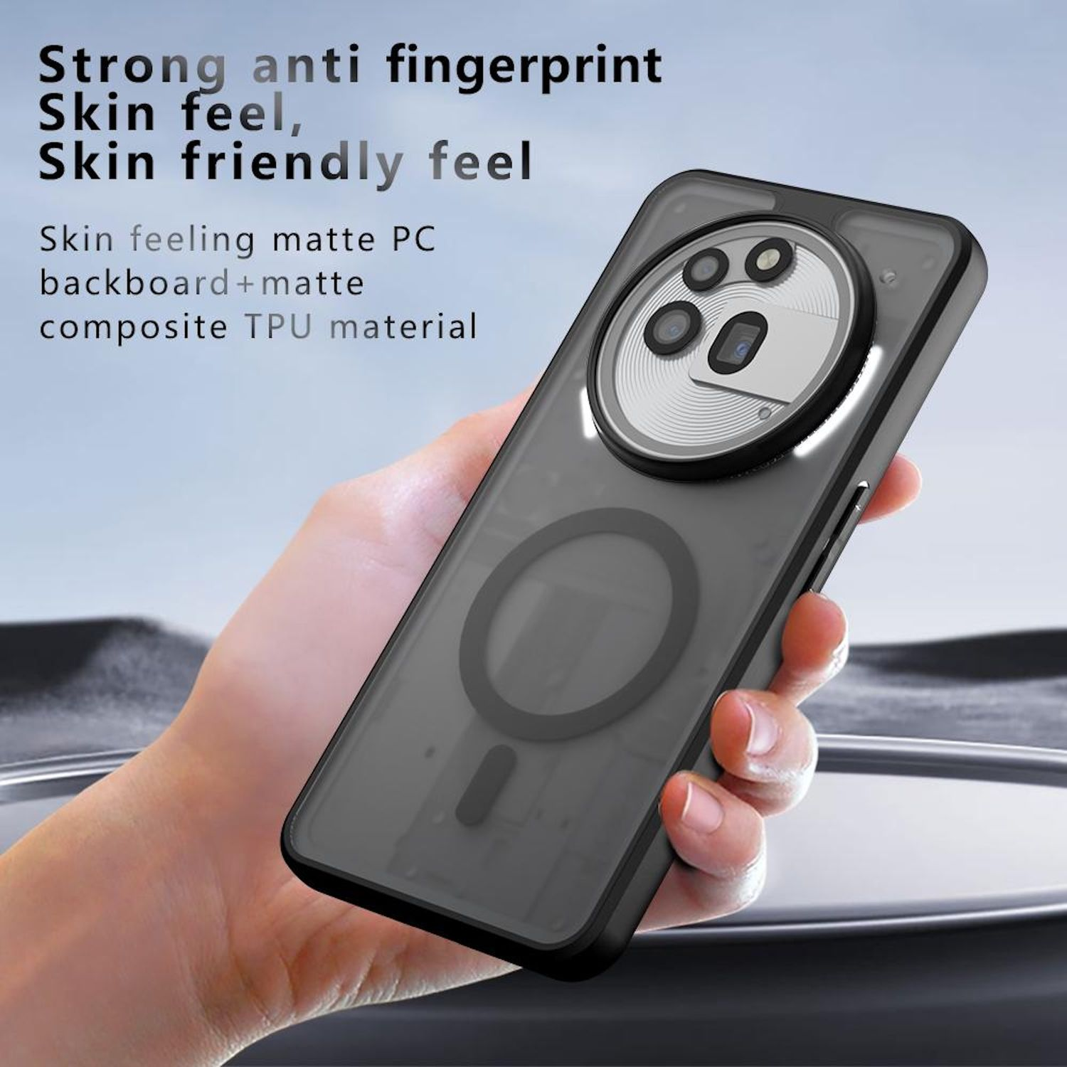 Hand hält Telefon in klarer Hülle. Das Telefon ist schwarz. Die Hülle hat einen Magnetring.