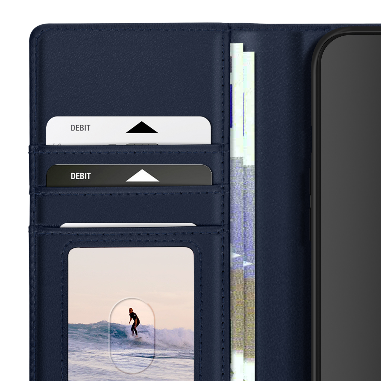 Custodia blu con carte, contanti e foto di un surfista. Telefono a destra.