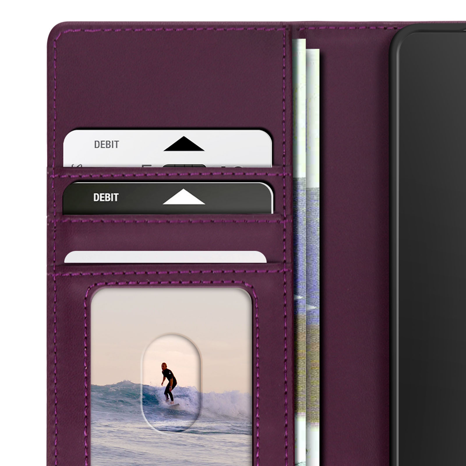 Portafoglio viola con carte di debito e foto di un surfista. Il portafoglio è aperto.