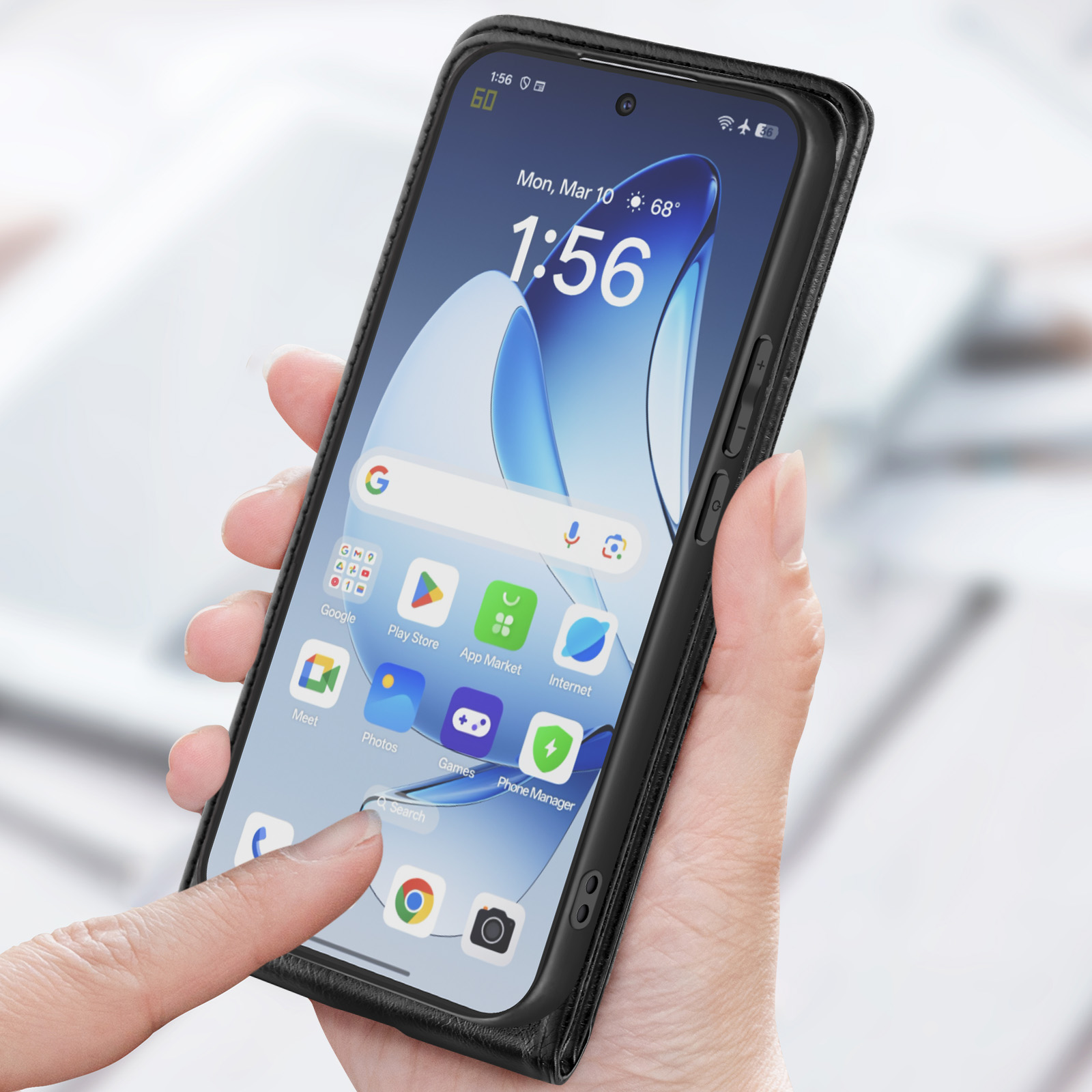Mano che tiene il telefono con la custodia. Schermo del telefono che mostra le icone delle app. Sfondo sfocato.