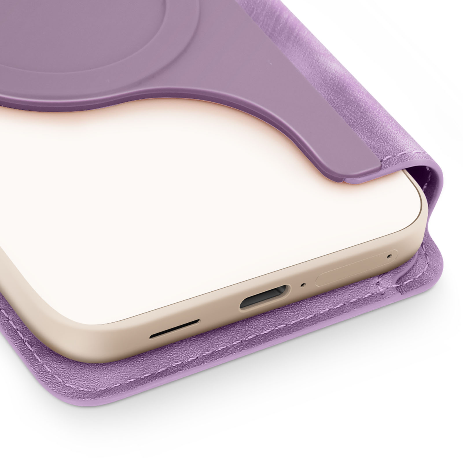 Primo piano di una custodia viola. Telefono beige all'interno, pelle viola.