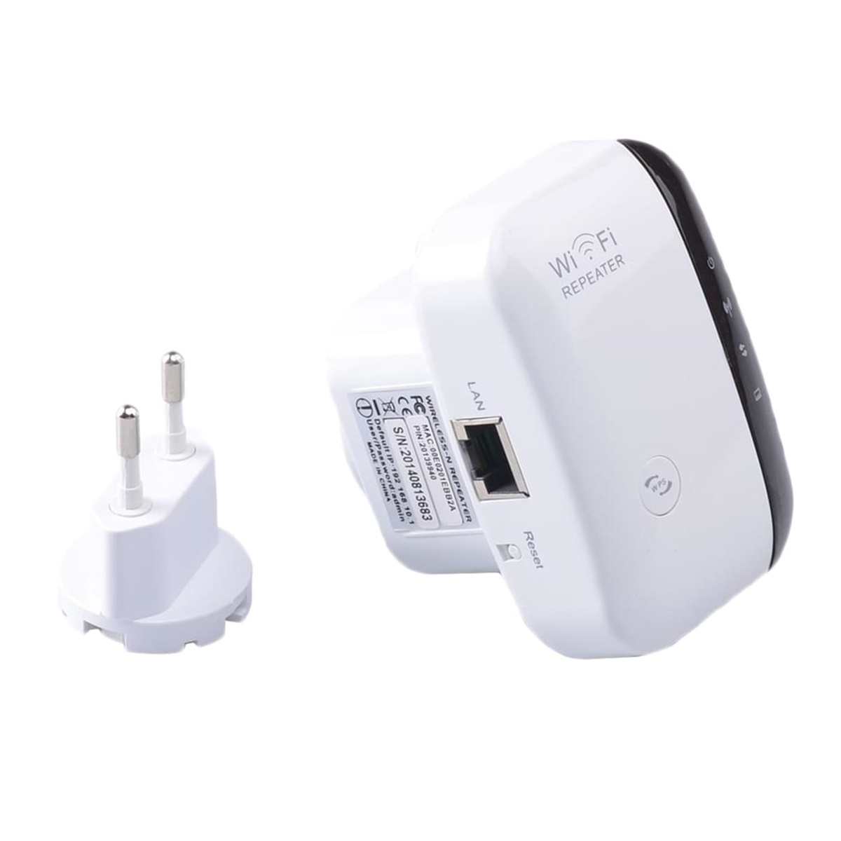 Weißer WLAN-Repeater mit Stecker links. Der Hintergrund ist weiß.