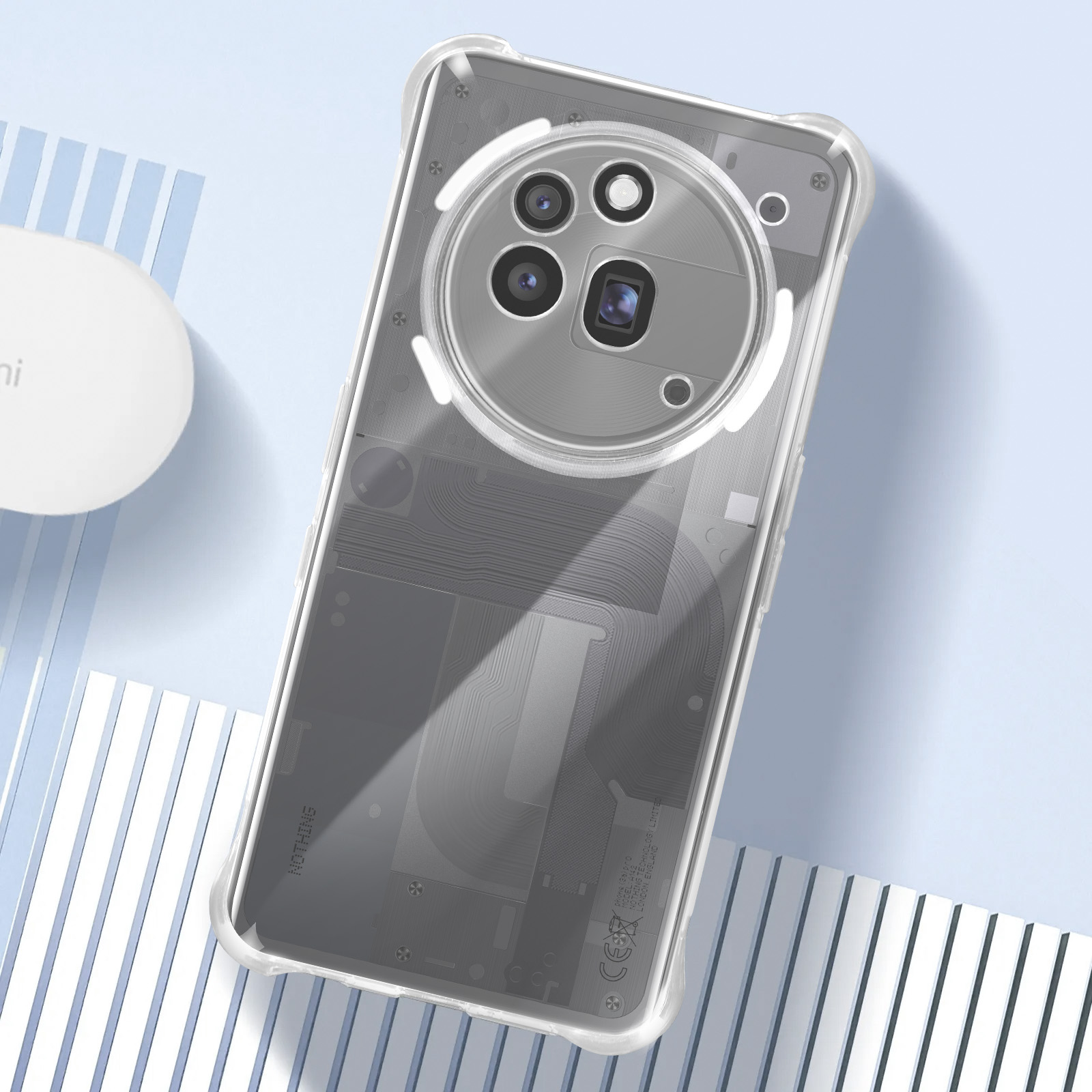 Coque de téléphone transparente avec un design unique. Les composants internes du téléphone sont visibles à travers la coque transparente.