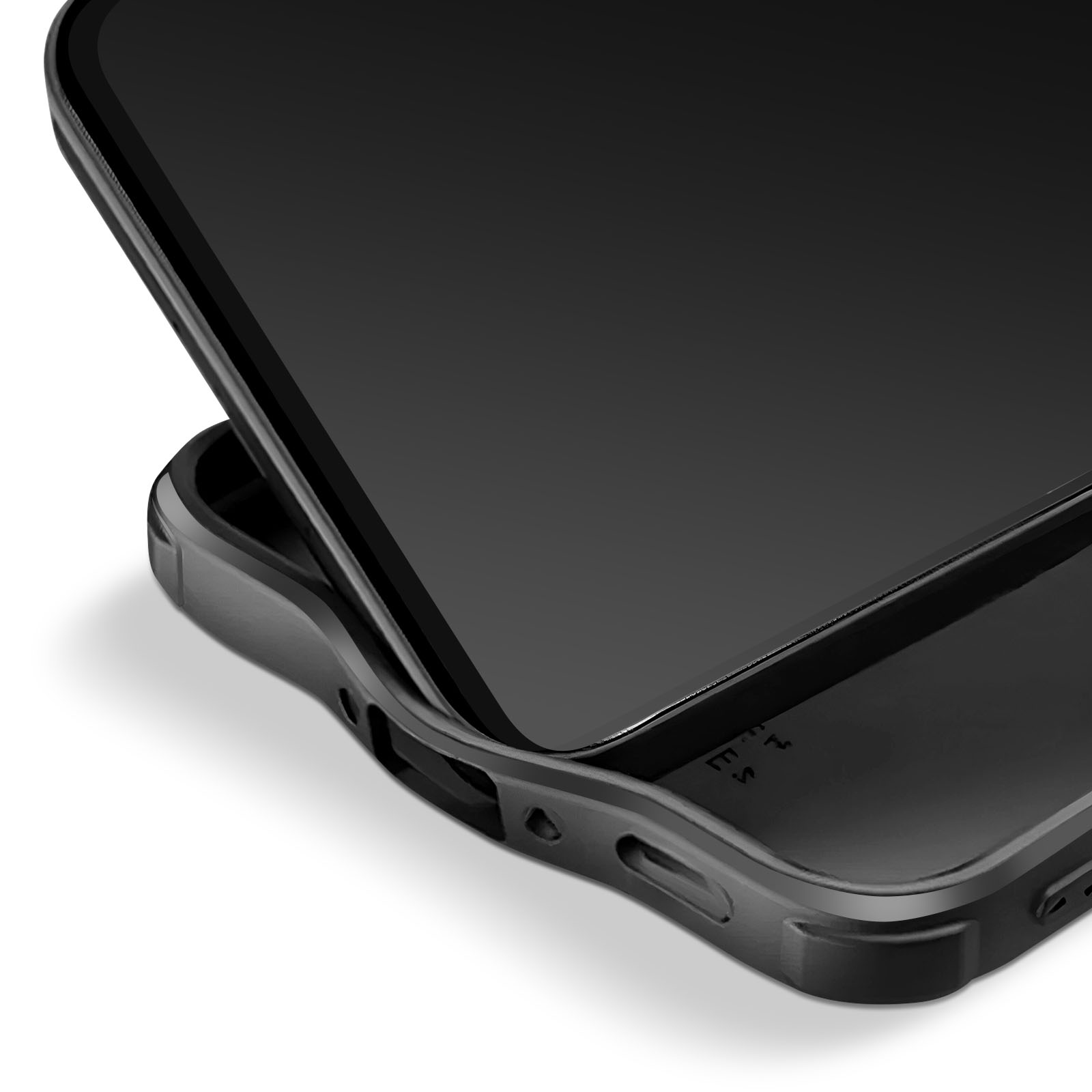 Un telefono nero è in una custodia. Lo schermo è visibile, leggermente inclinato verso l'alto.