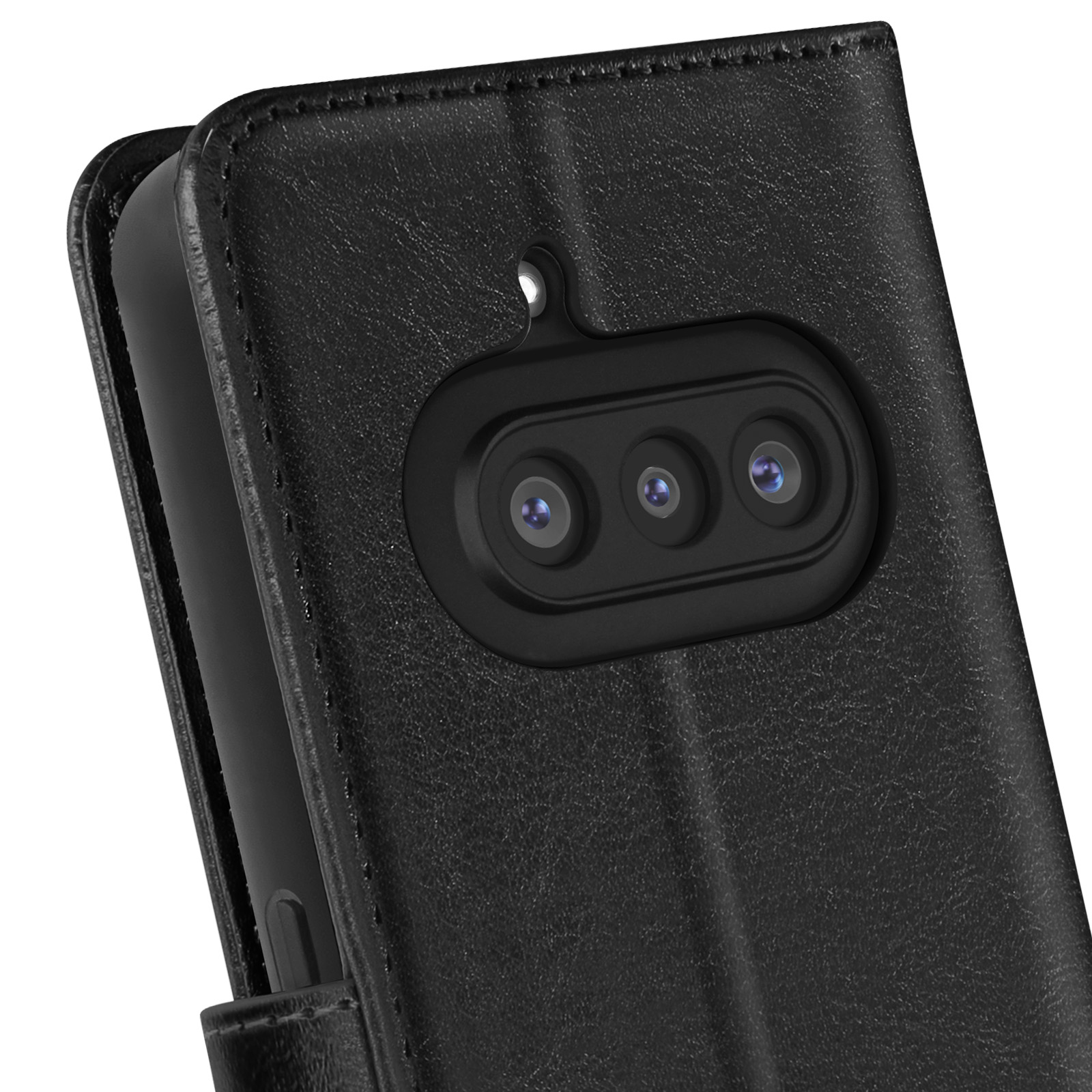 Primo piano di una custodia nera che mostra il modulo fotocamera con tre lenti.