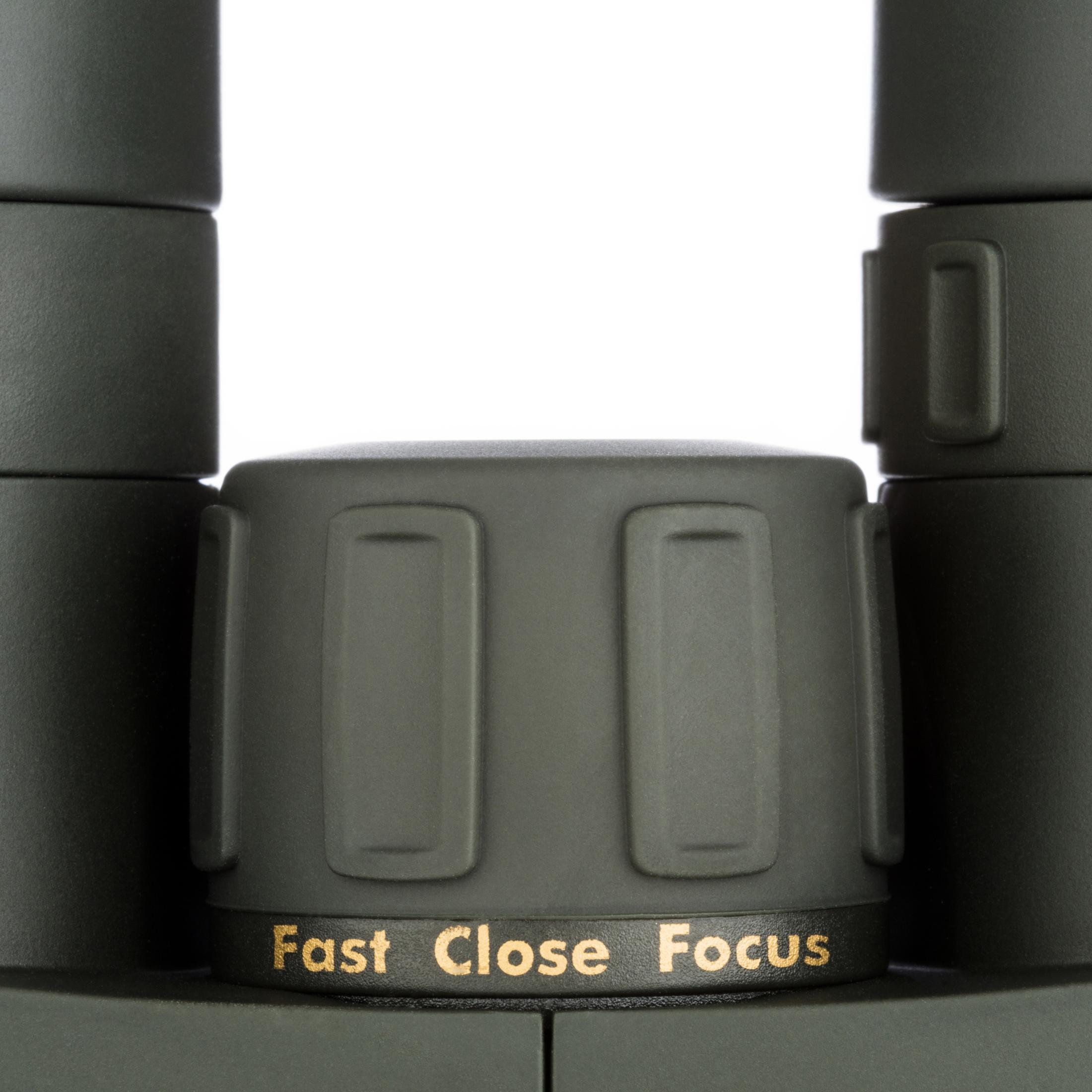 Primer plano de la perilla de enfoque de unos prismáticos. Texto 'Fast Close Focus' en la perilla. Cuerpo verde.