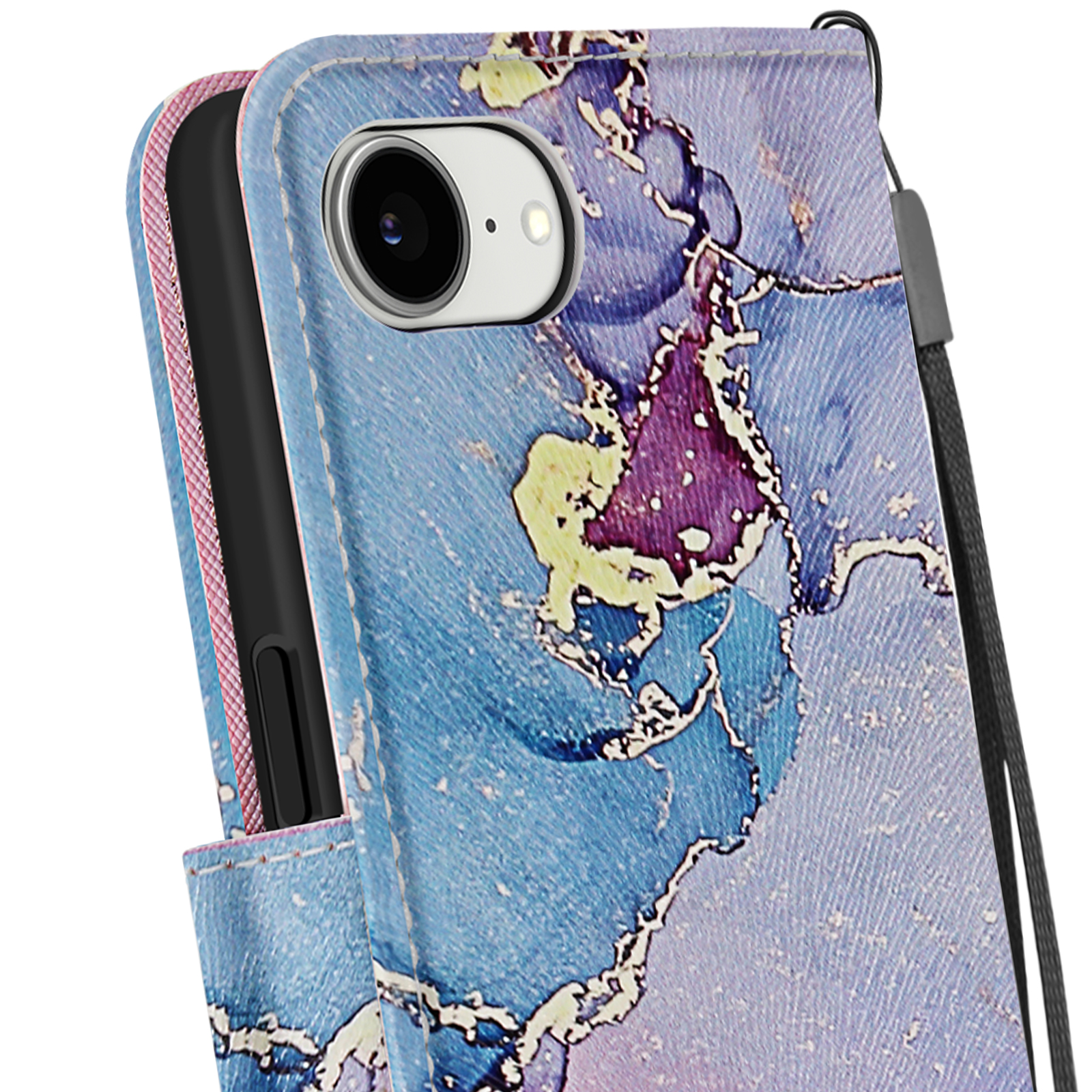 Téléphone dans un étui avec un motif marbré bleu et violet. Une sangle noire est attachée à l'étui.