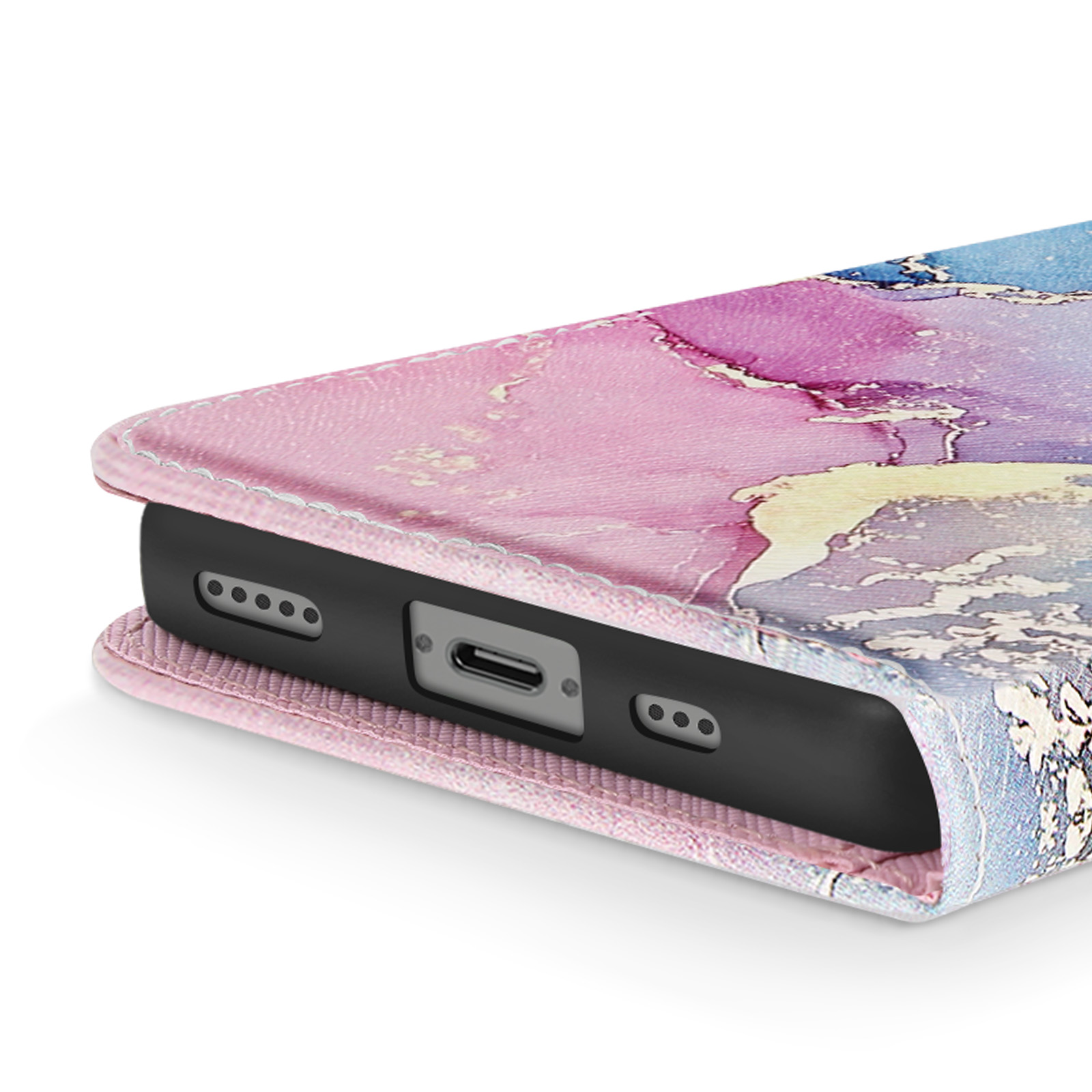 Gros plan d'une coque de téléphone avec un design marbré bleu, rose et violet, un port de chargement et une caméra.