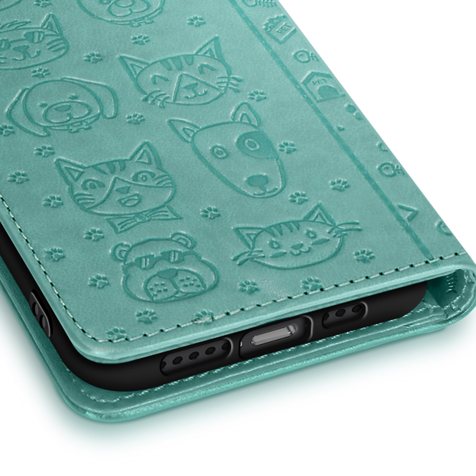 Primo piano di una custodia per telefono verde acqua con facce di gatti e cani. Il telefono è nero.