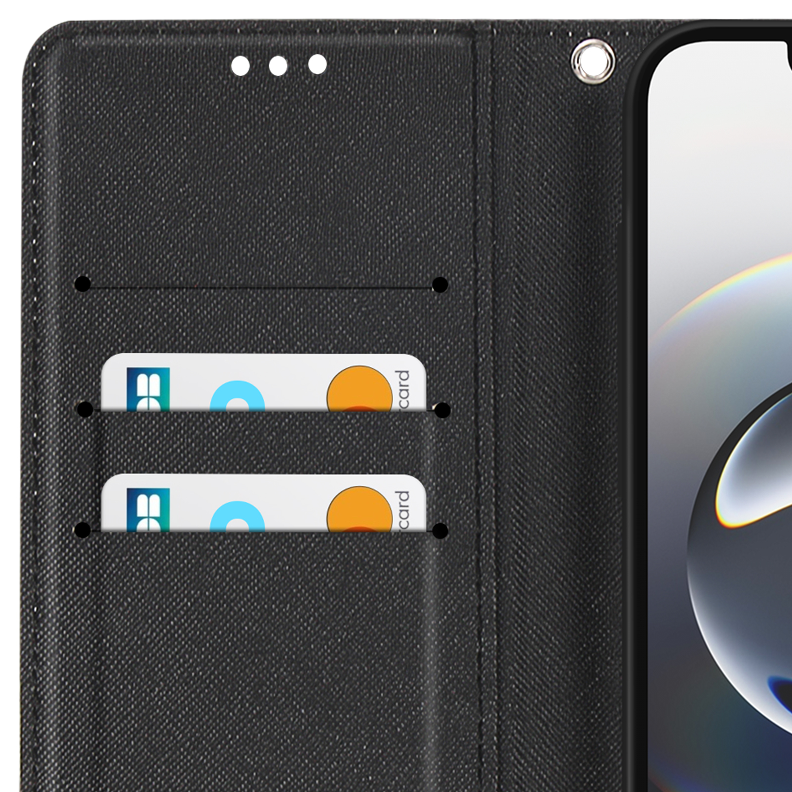 Primo piano di una custodia per telefono con un porta carte, due carte visibili. Custodia nera, carte visibili.