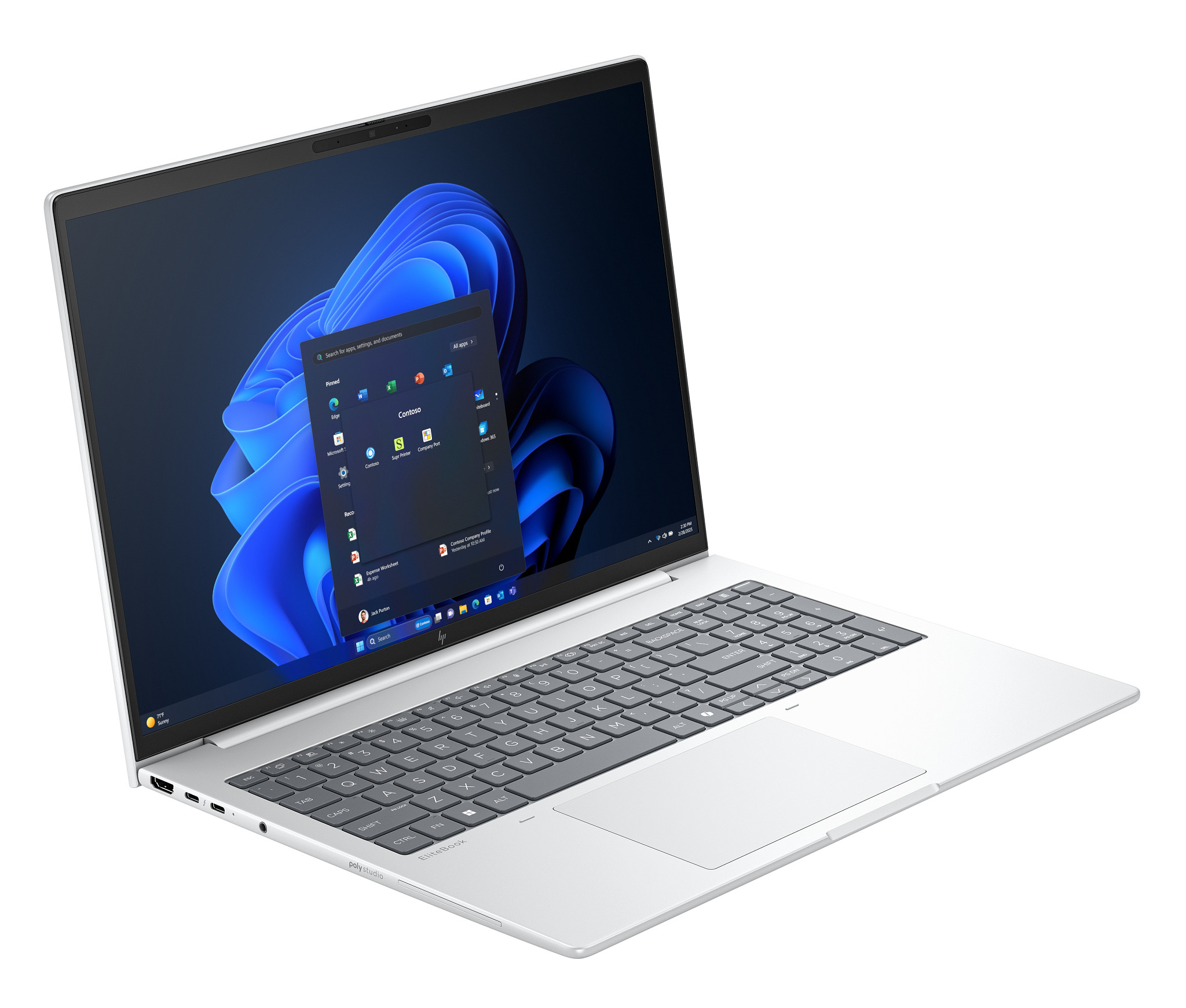 Beyaz yüzeyde gümüş dizüstü bilgisayar, açık, Windows başlangıç ekranını gösteriyor.