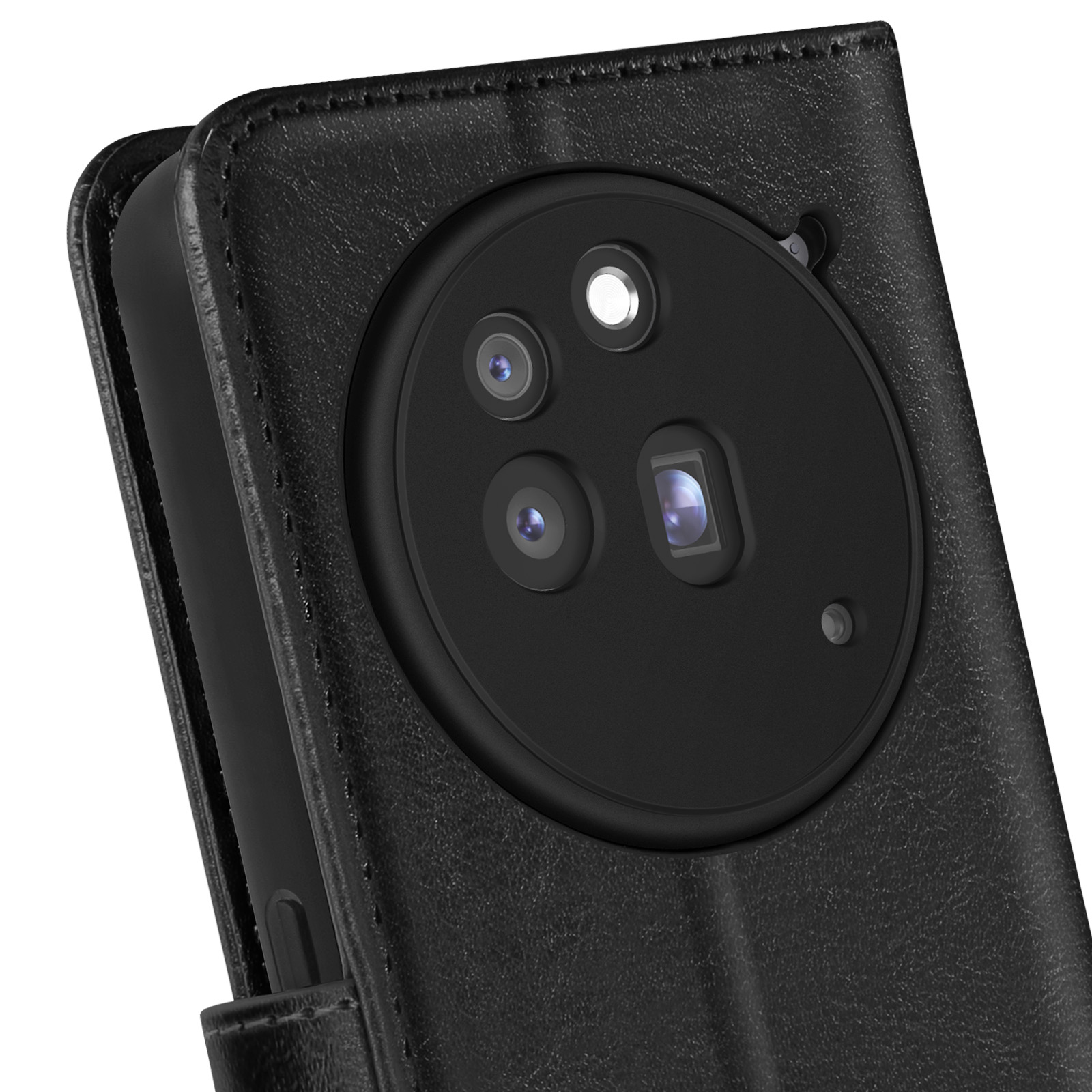 Custodia per telefono nera, struttura in pelle, che mostra la fotocamera. Sfondo bianco.