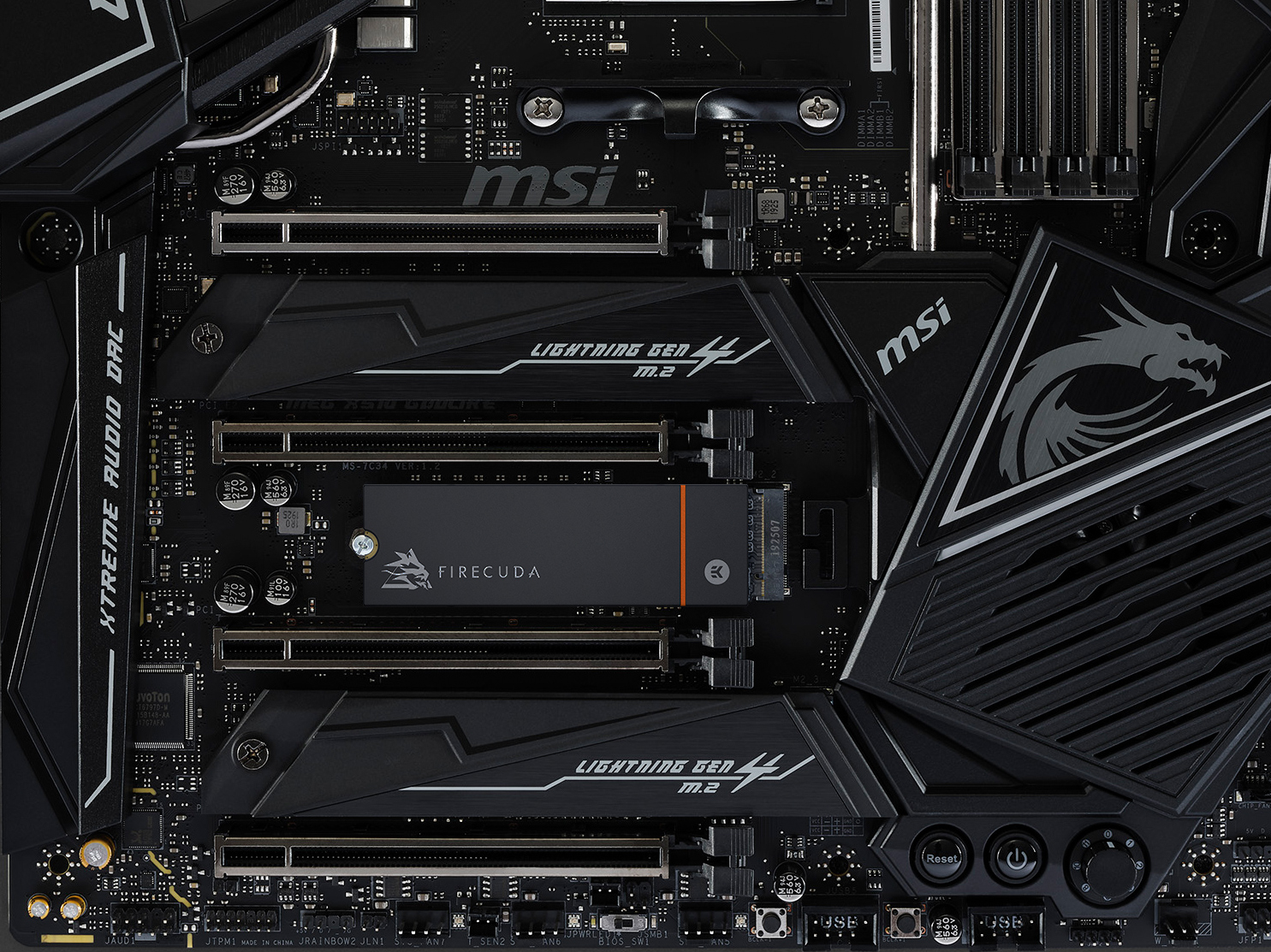 Czarna płyta główna z czarnymi i szarymi komponentami. Zainstalowany Firecuda, MSI, Lightning Gen4 M.2.