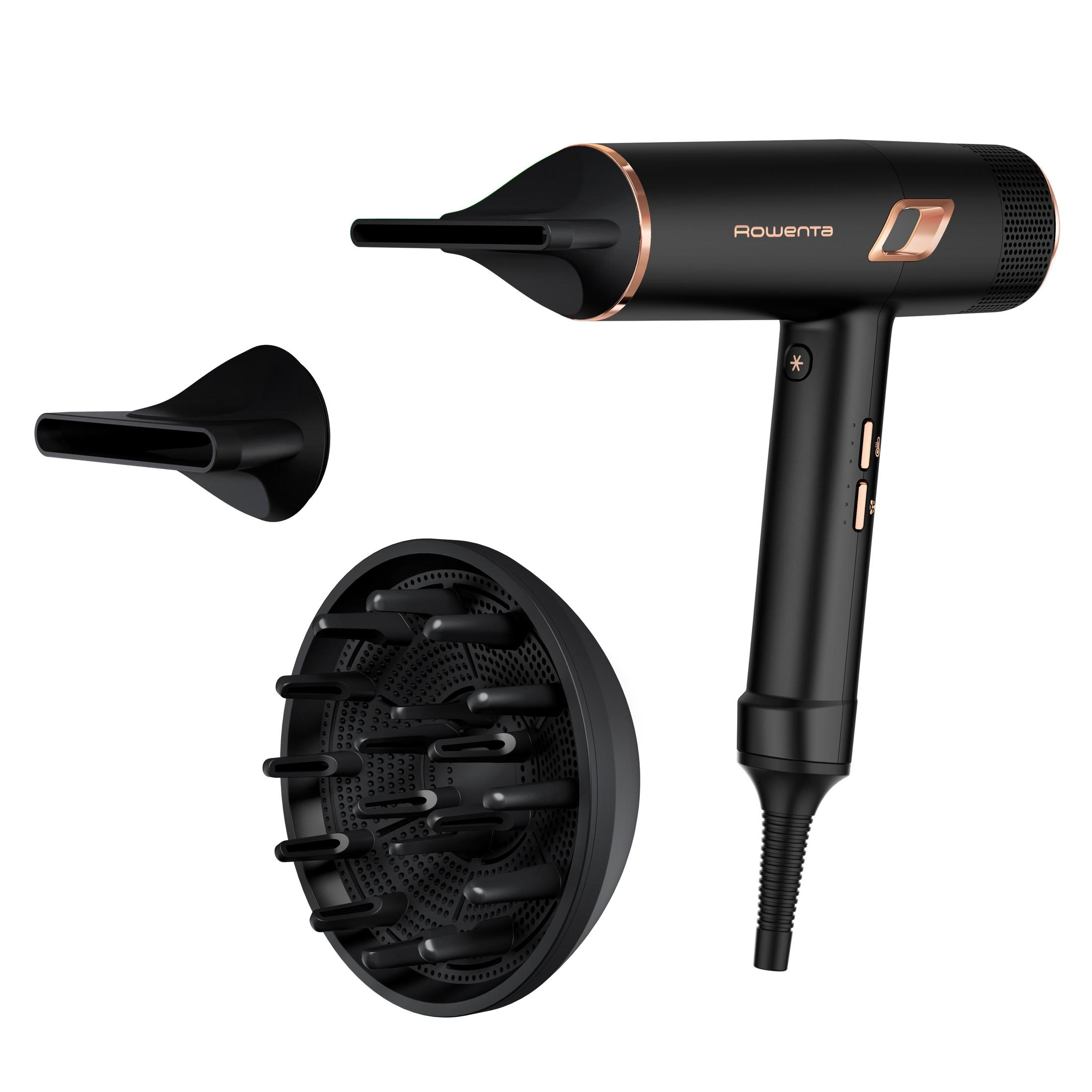 Een zwarte haardroger met drie opzetstukken, een mondstuk, een diffuser en een styling concentrator.