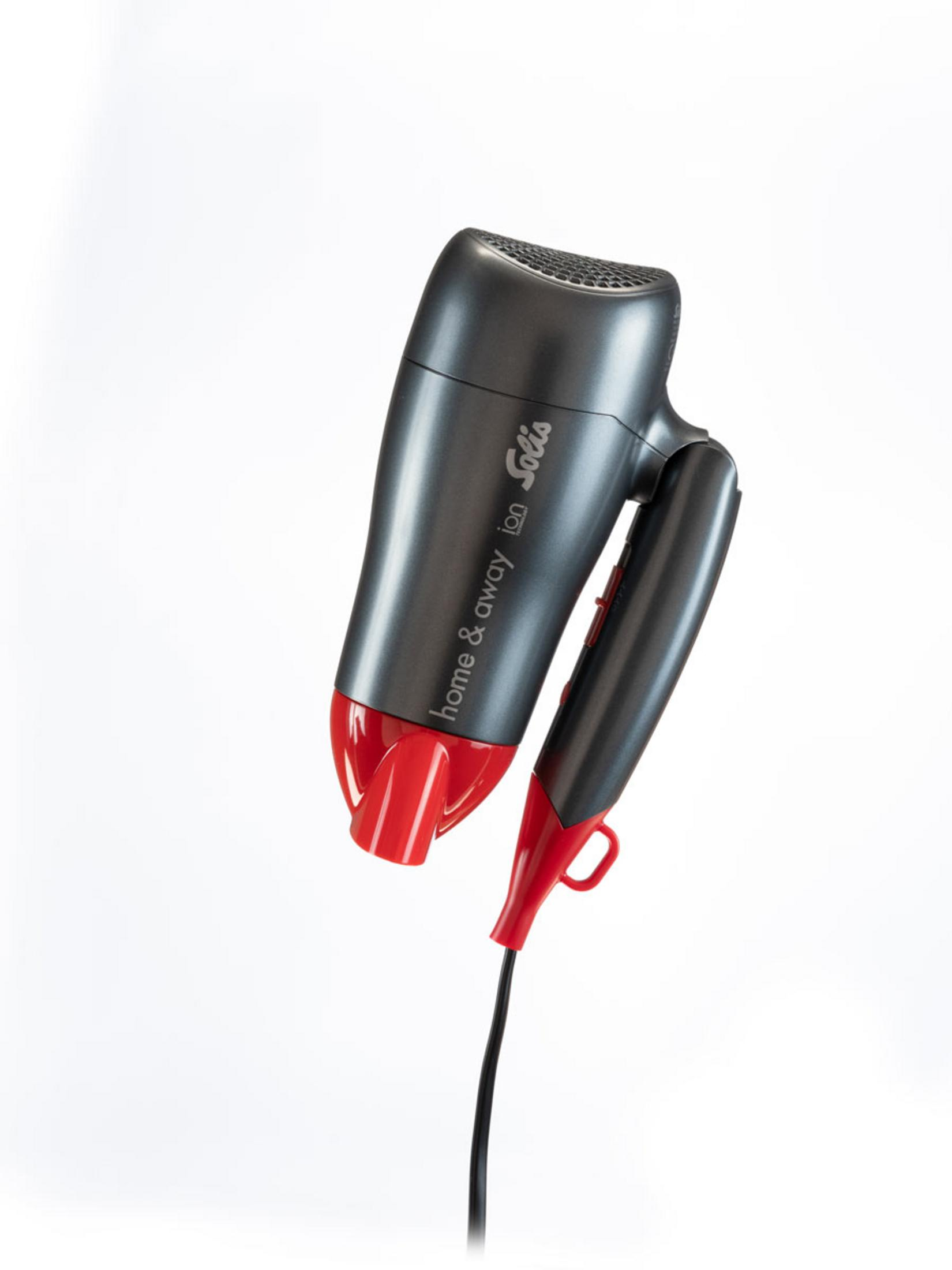 Szara i czerwona suszarka do włosów Solis, lekko pochylona, na białym tle.