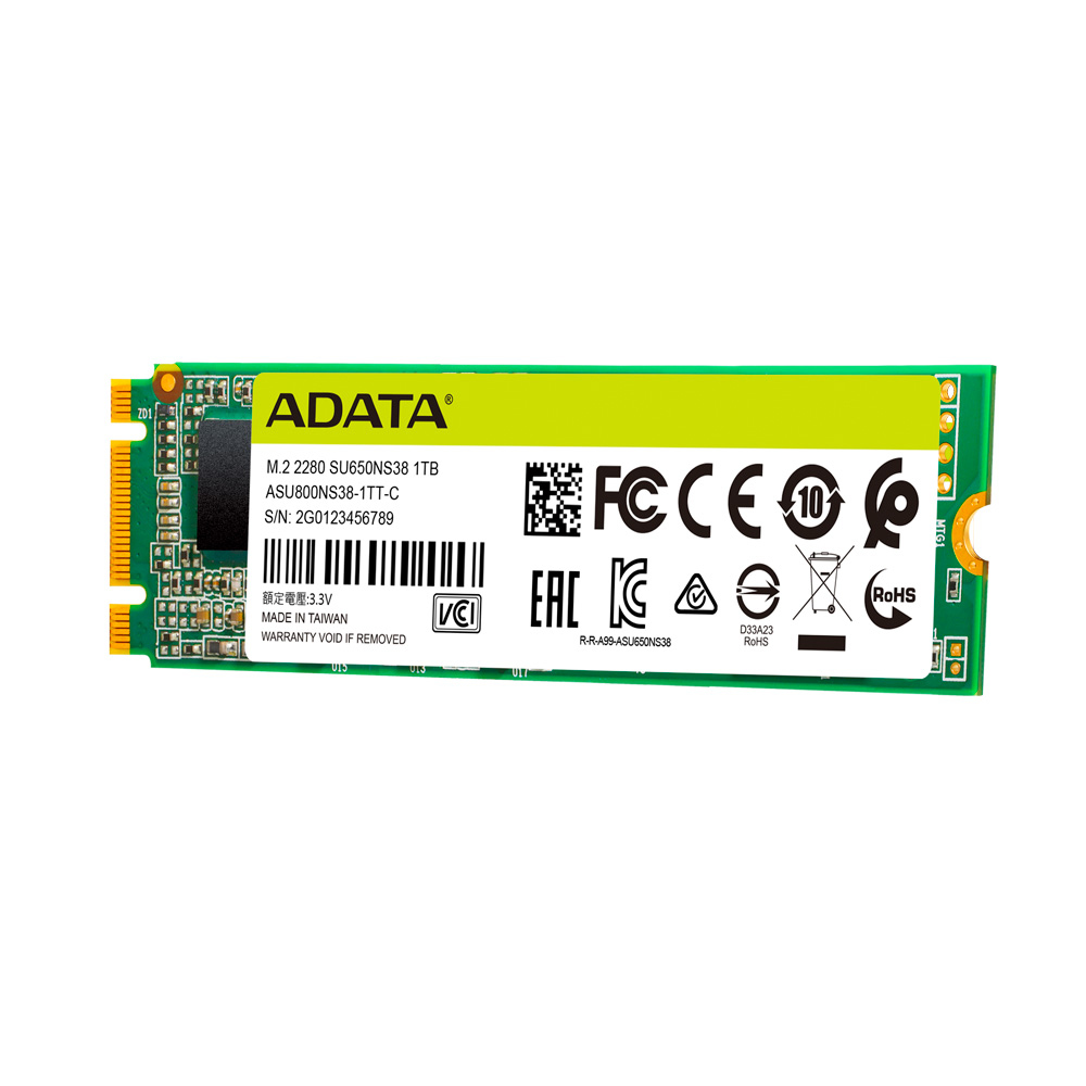 SSD ADATA 1TB, PCB verde, etichette e certificazioni su sfondo bianco.