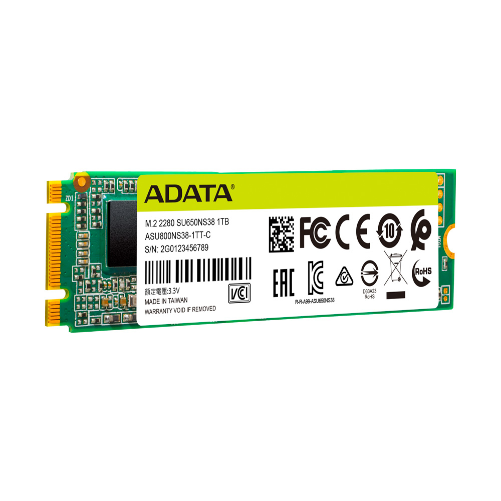 Un SSD ADATA con un circuito stampato verde. Il testo sull'etichetta fornisce informazioni e certificazioni.