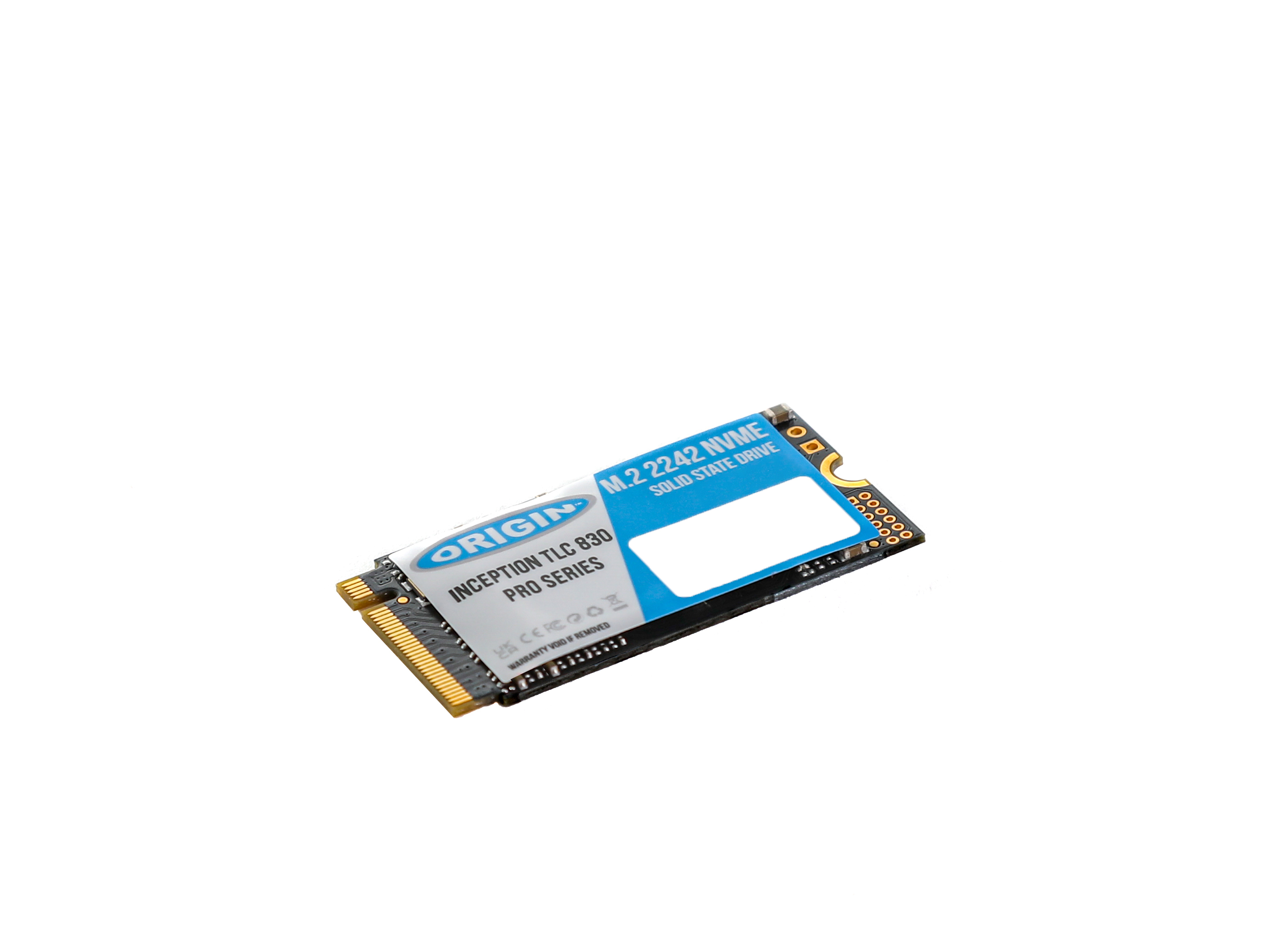 Karta SSD z niebiesko-białą etykietą, widok z boku.