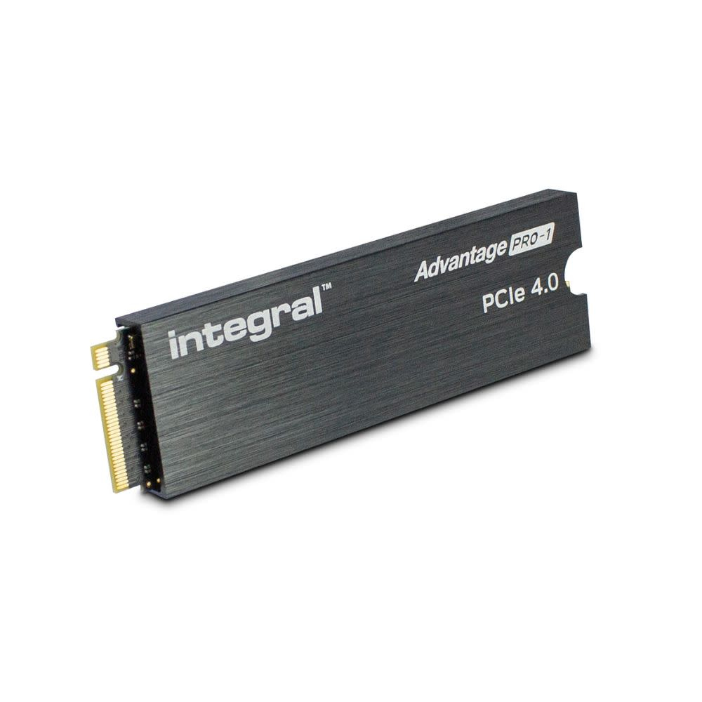 Scheda SSD nera con la scritta 'integral'.