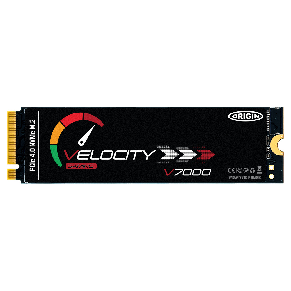 SSD NVMe nero, con un indicatore rosso-giallo, su sfondo bianco.