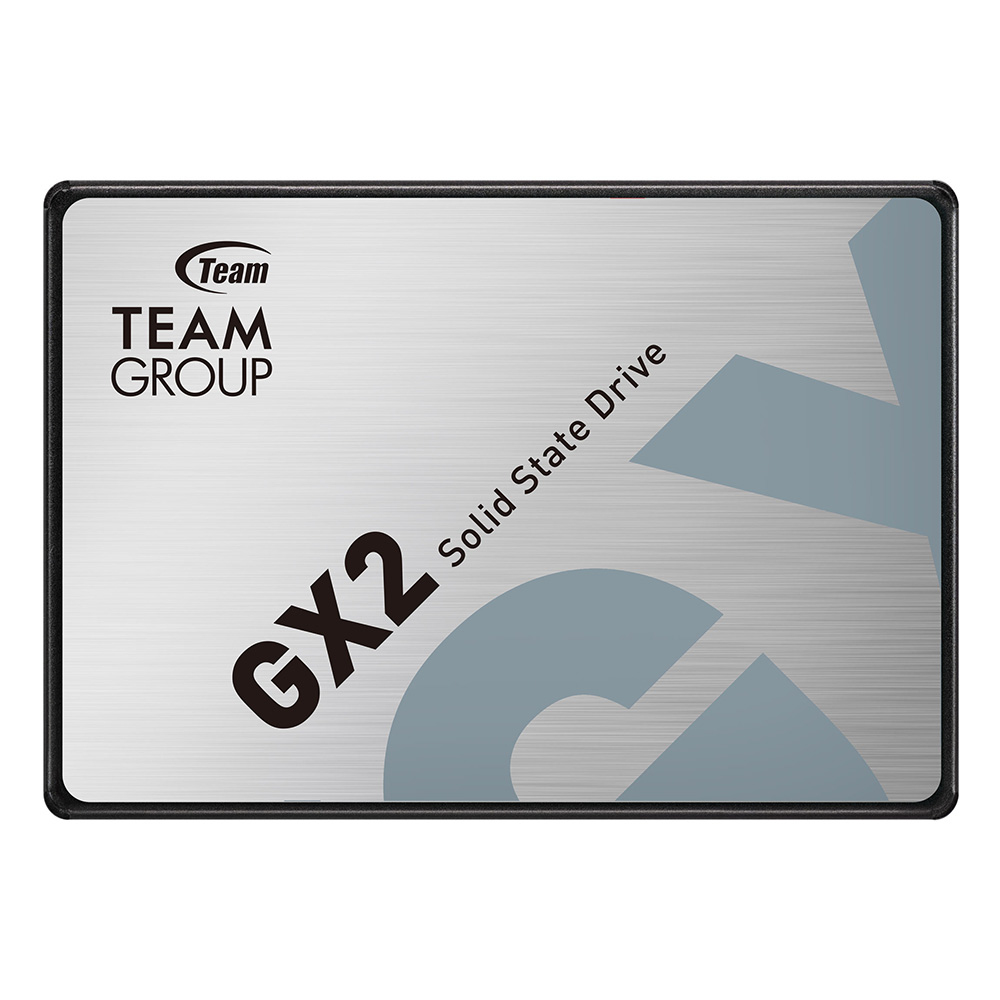 SSD rettangolare argentato con cornice nera. Testo bianco: TEAM GROUP, GX2, Solid State Drive. Cornice nera.