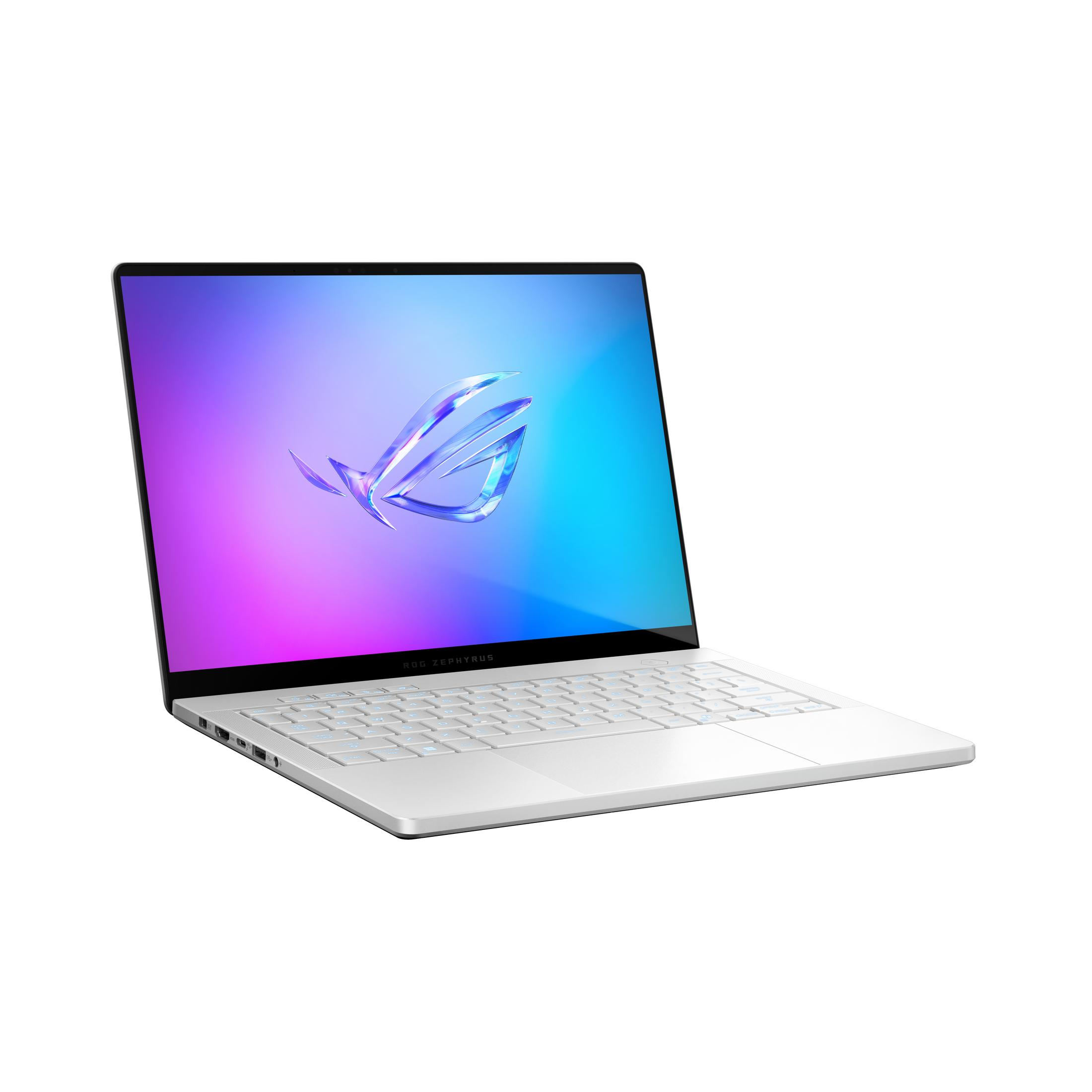 Biały laptop ROG otwarty. Widok z boku pokazujący ekran. Jasnoniebieskie logo i biała klawiatura.