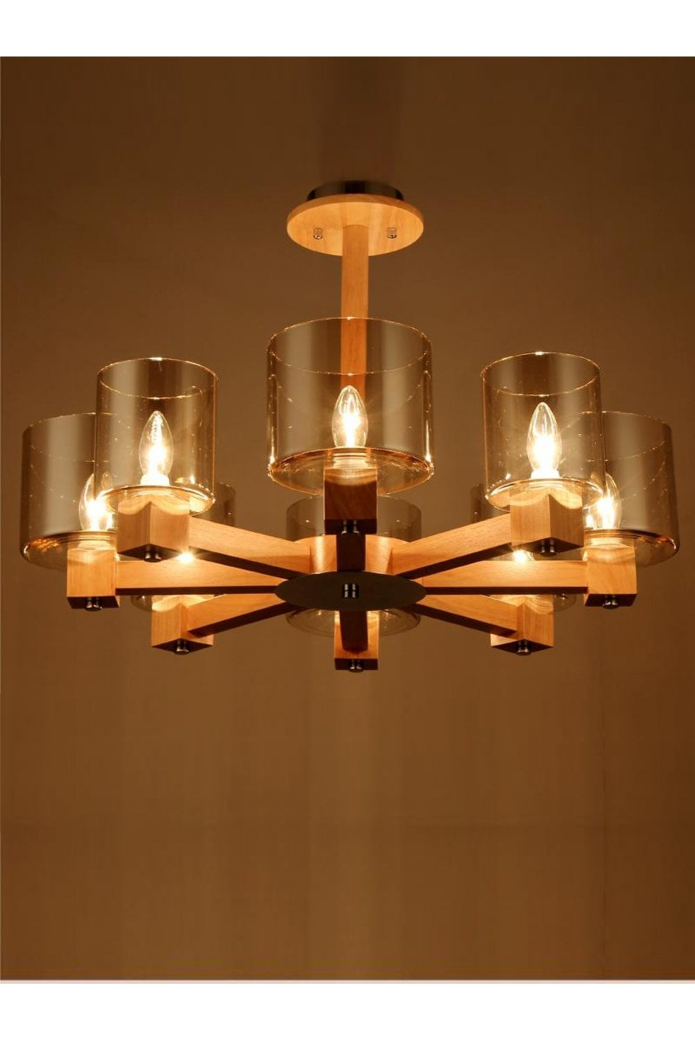 Lampadario con sei paralumi in vetro e struttura in legno. Le luci sono accese.