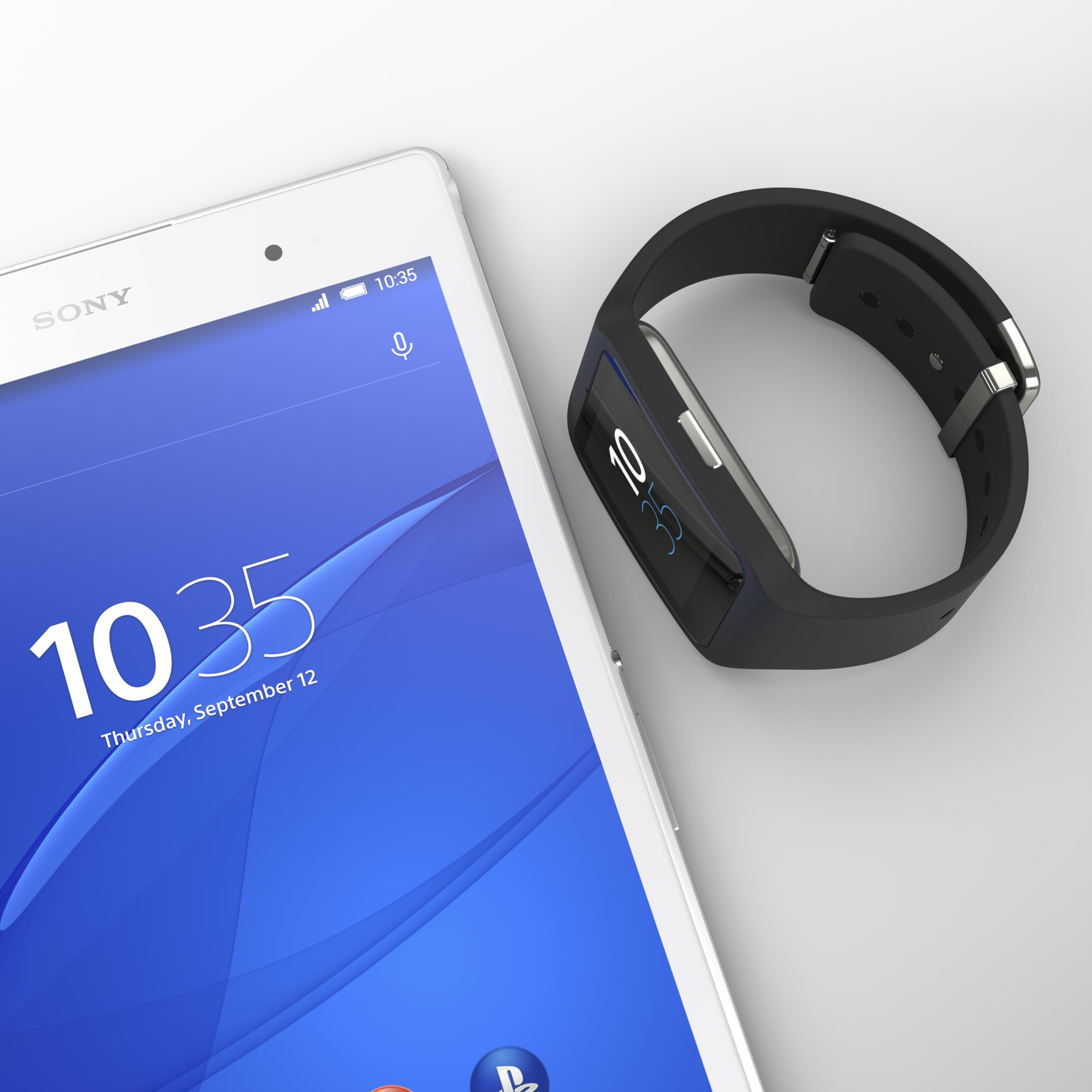 Weißes Sony-Tablet mit schwarzer Smartwatch. Beide zeigen 10:35. Weißer Hintergrund.