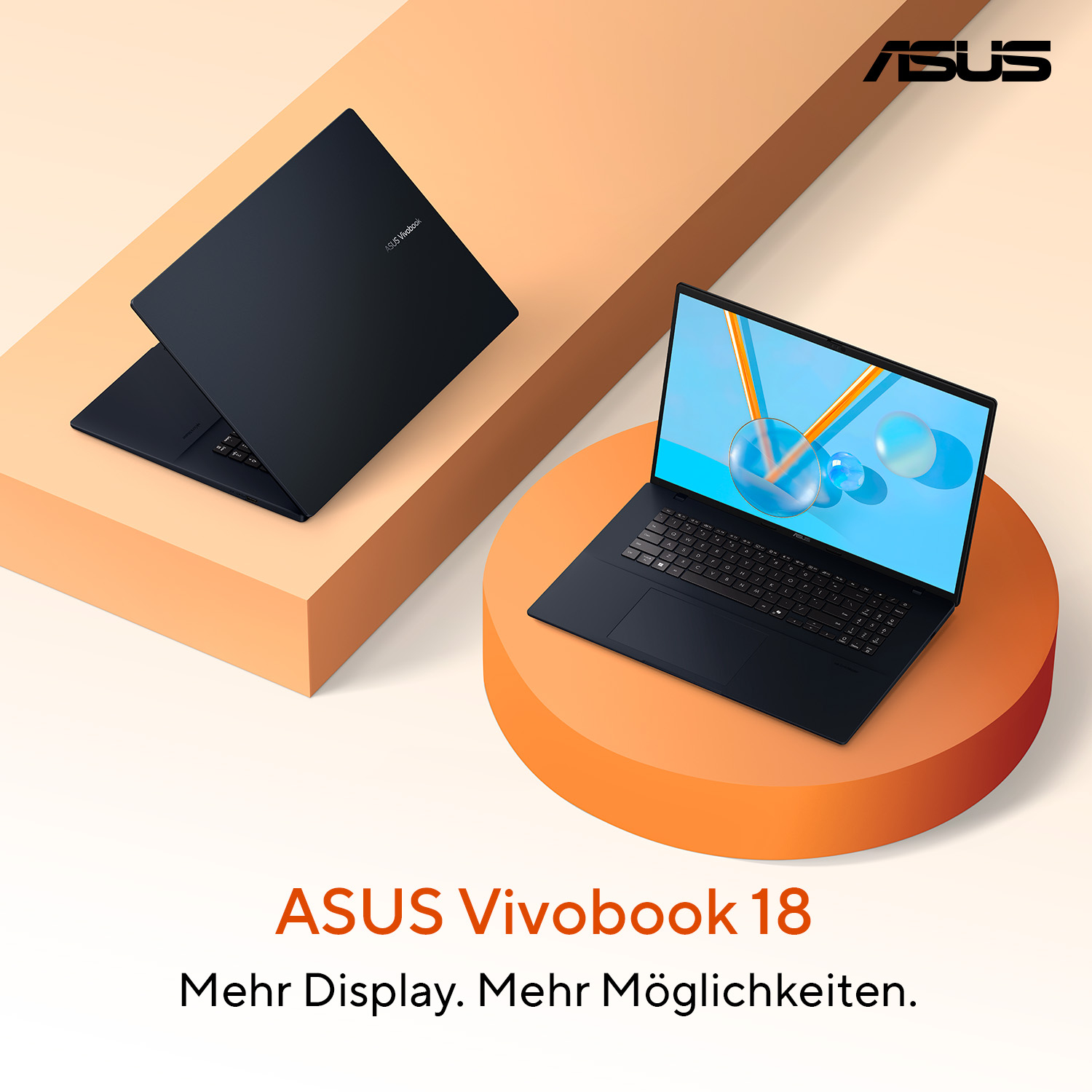 Zwei Asus Vivobook Laptops und Branding auf orangefarbenem und beigefarbenem Hintergrund. Blaue Kugeln.