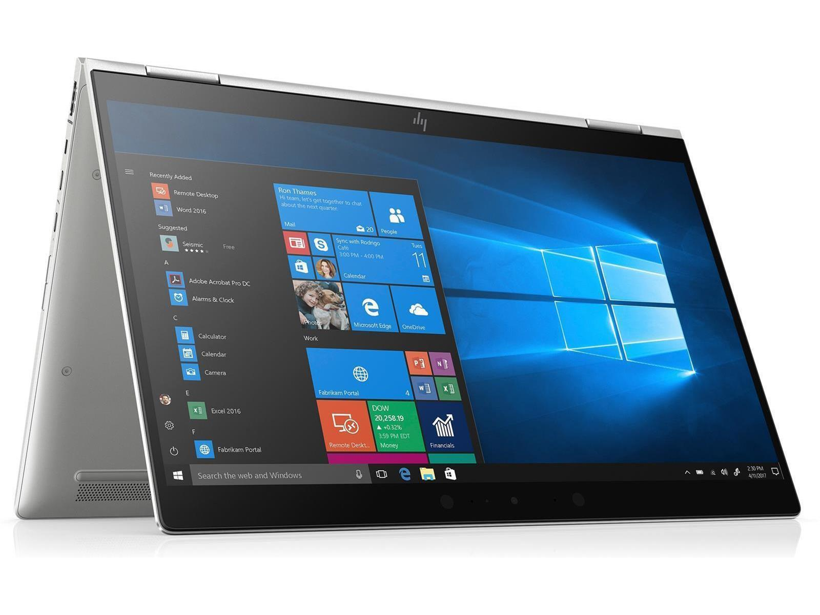 Silberner Laptop mit Windows-Bildschirm. Der Laptop ist geöffnet und zeigt Bildschirm und Tastatur. Das Logo ist HP.